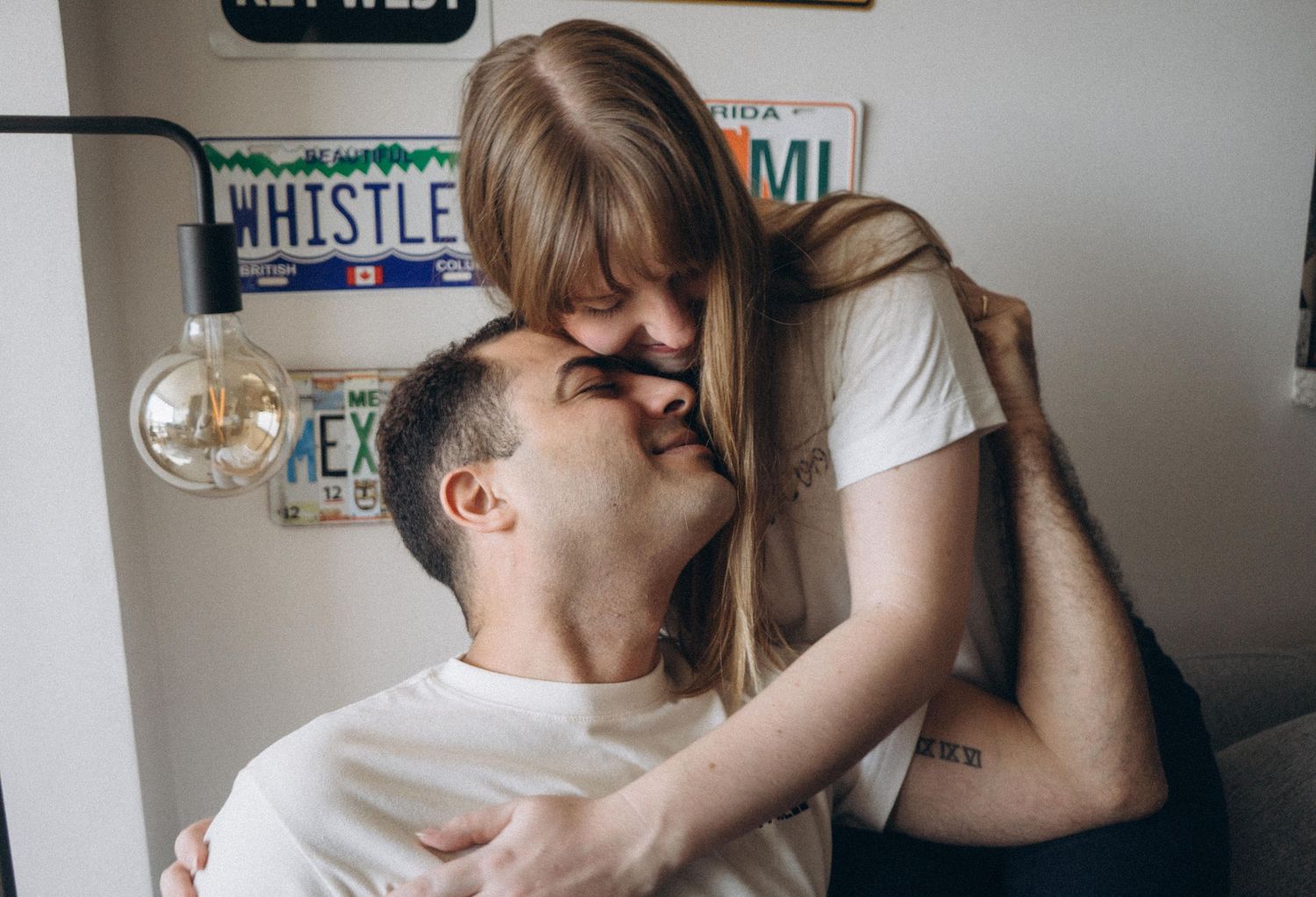 Casal se abraça com muito carinho em casa © Clara e Matheus Fotógrafos de Casamentos
