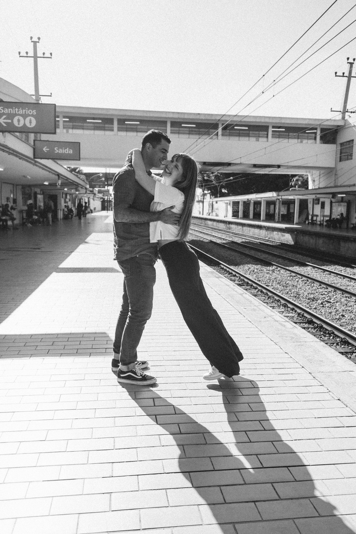 Mulher se apoia no marido e o abraça em preto e branco © Clara e Matheus Fotógrafos de Casamentos