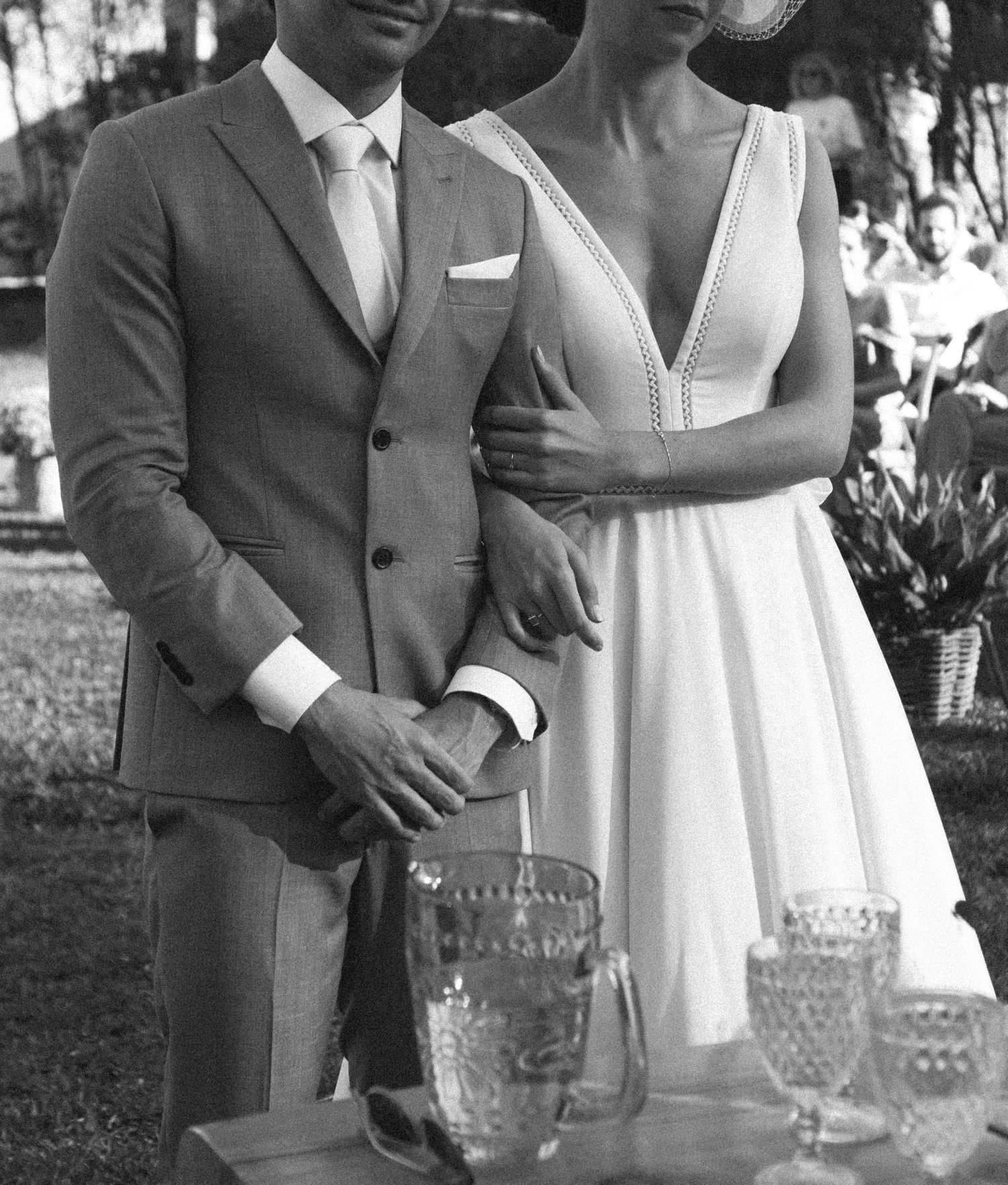 Fotografia de casamento em preto e branco: casal, copos antigos, estilo vintage, momento romântico