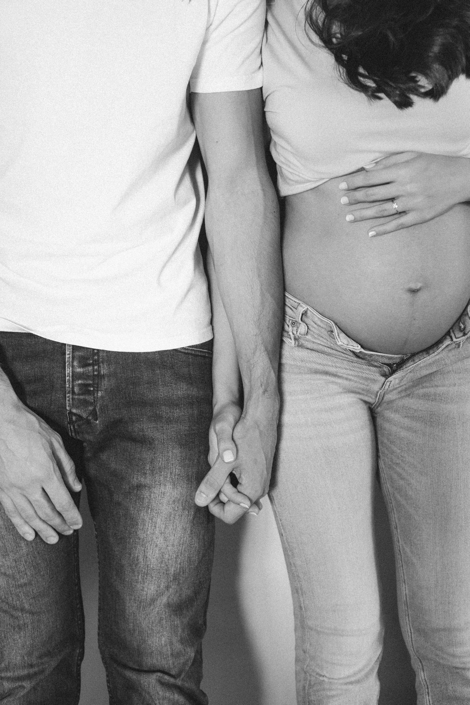 Casal grávido de mãos dadas © Clara e Matheus Fotógrafos de Casamentos