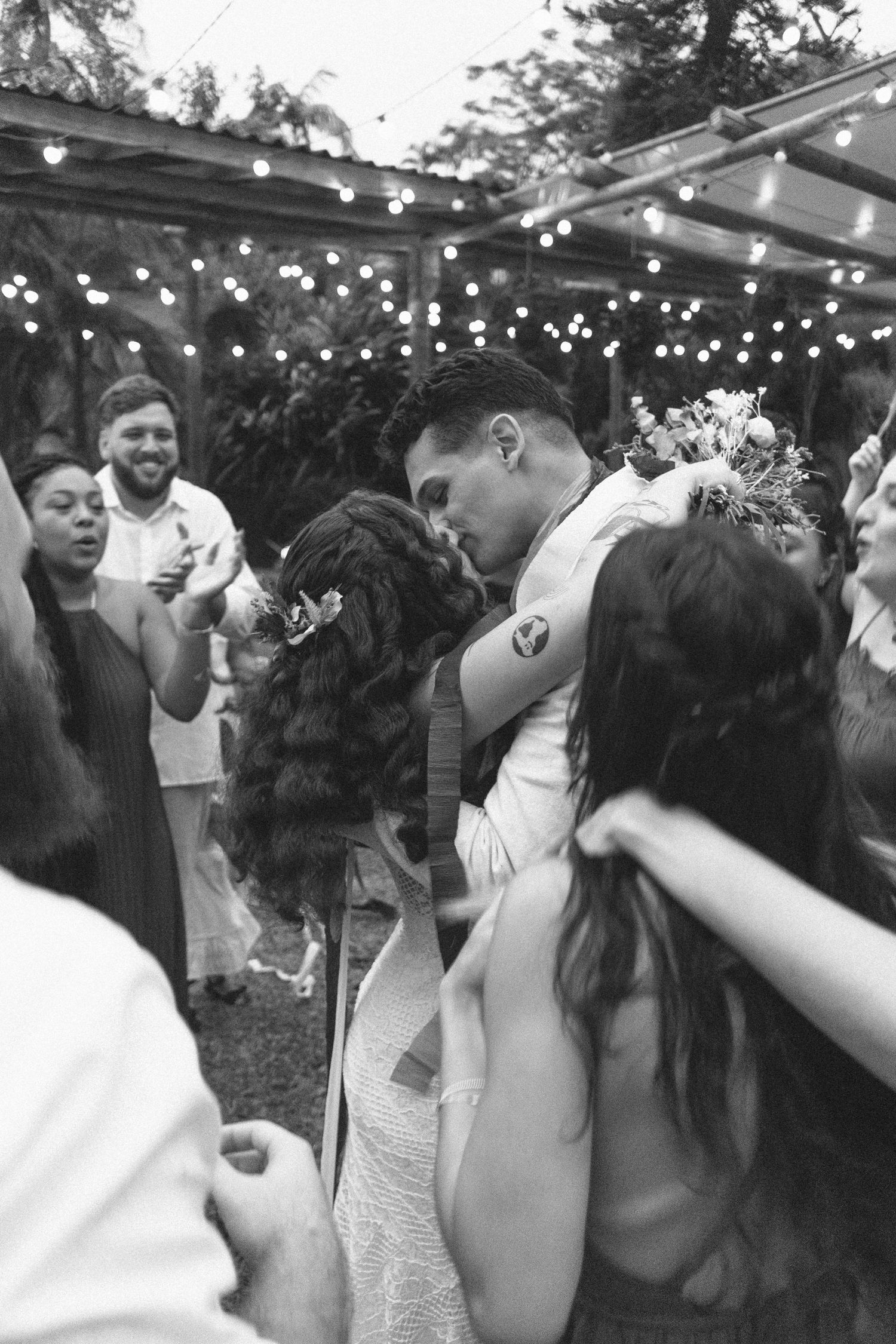 Casal de noivos se beija em festa de casamento em preto e branco © Clara e Matheus Fotógrafos para Casamentos