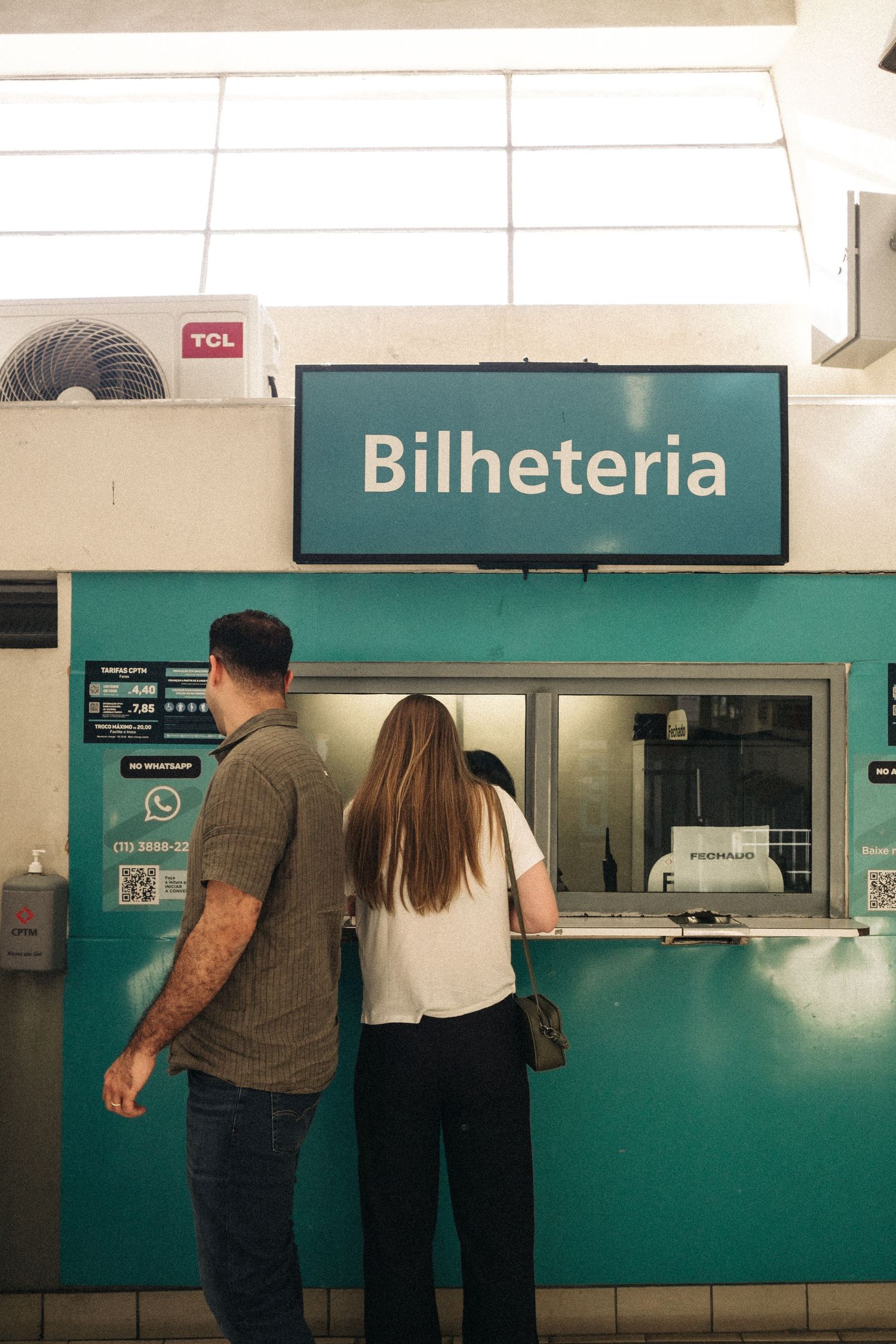 Casal compra bilhetes para o trem © Clara e Matheus Fotógrafos de Casamentos