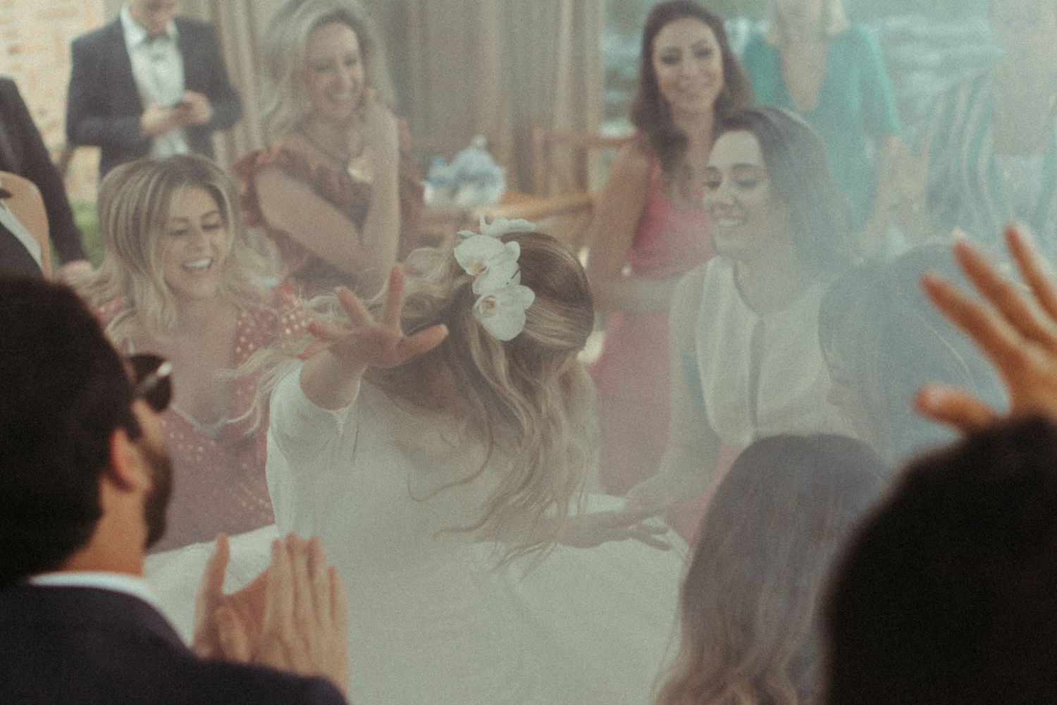 Noiva dança loucamente em festa de casamento © Clara e Matheus Fotógrafos para Casamentos