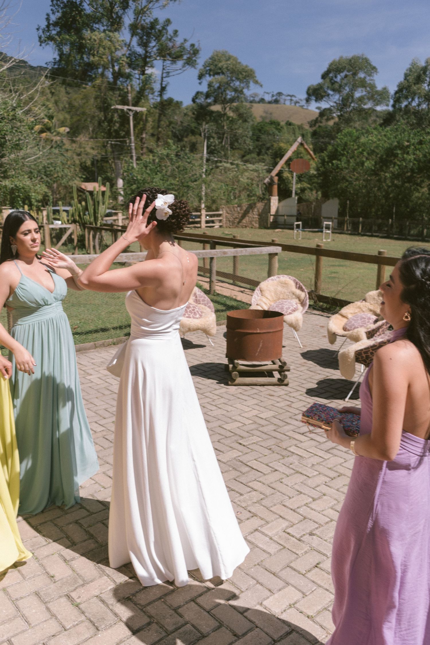 Celebração de casamento ao ar livre com noiva e amigas em vestidos tom pastel fotografado por Clara e Matheus