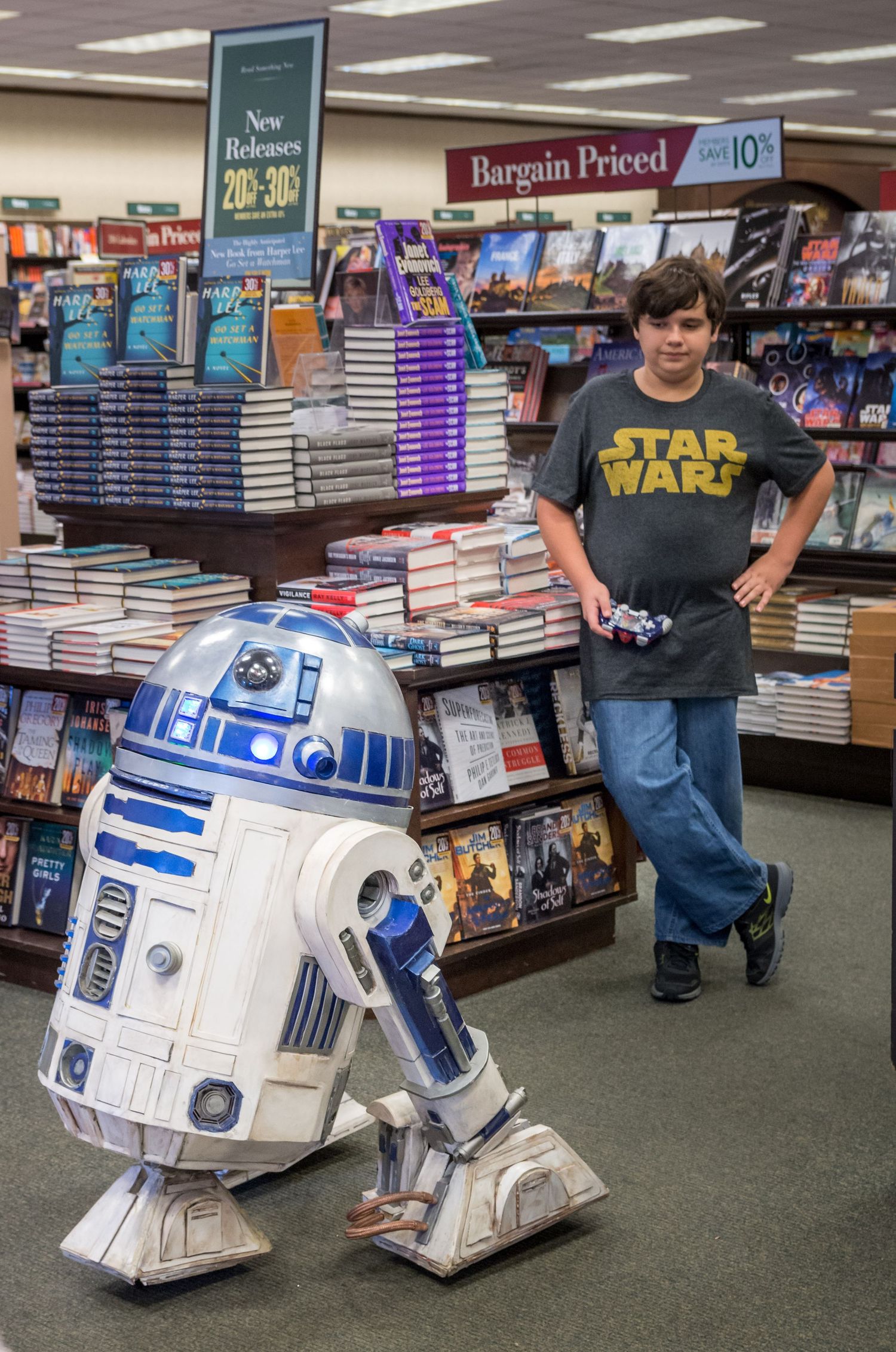 R2D2 in a bookstore