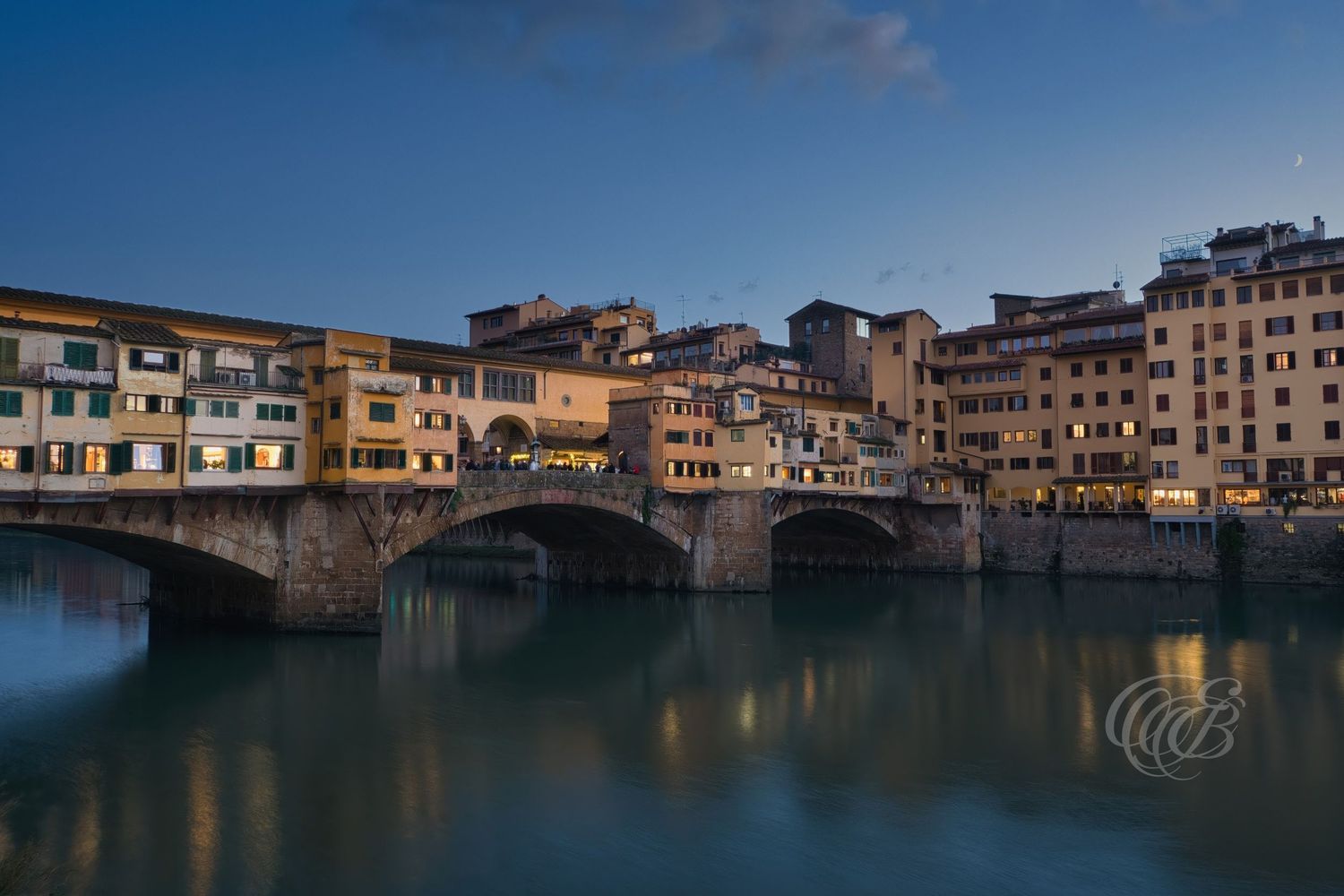 Italy – Ponte Vecchio at sunset - Florence – evening view of the historic bridge over the Arno River, photo by Eduardo Bartoli