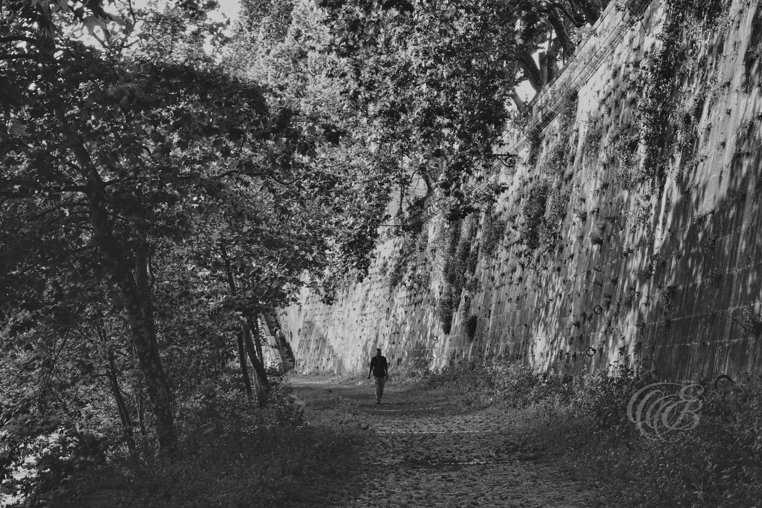 Italy – Tiber riverbanks in summer - Rome – black and white photo of the river and stone embankments, by Eduardo Bartoli
