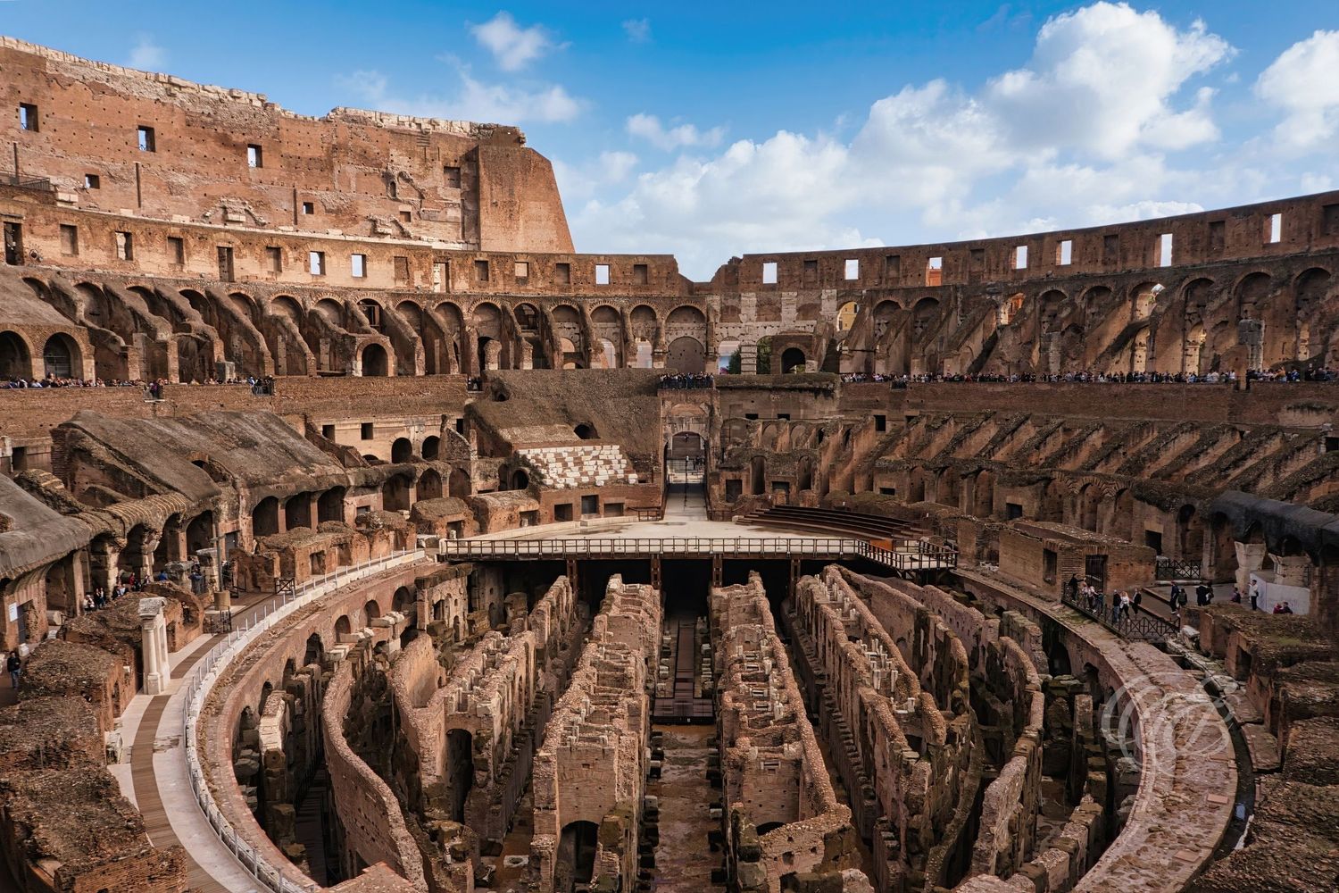 Italy – Colosseum in summer - Rome – view of the ancient Roman amphitheater in warm summer light, photo by Eduardo Bartoli