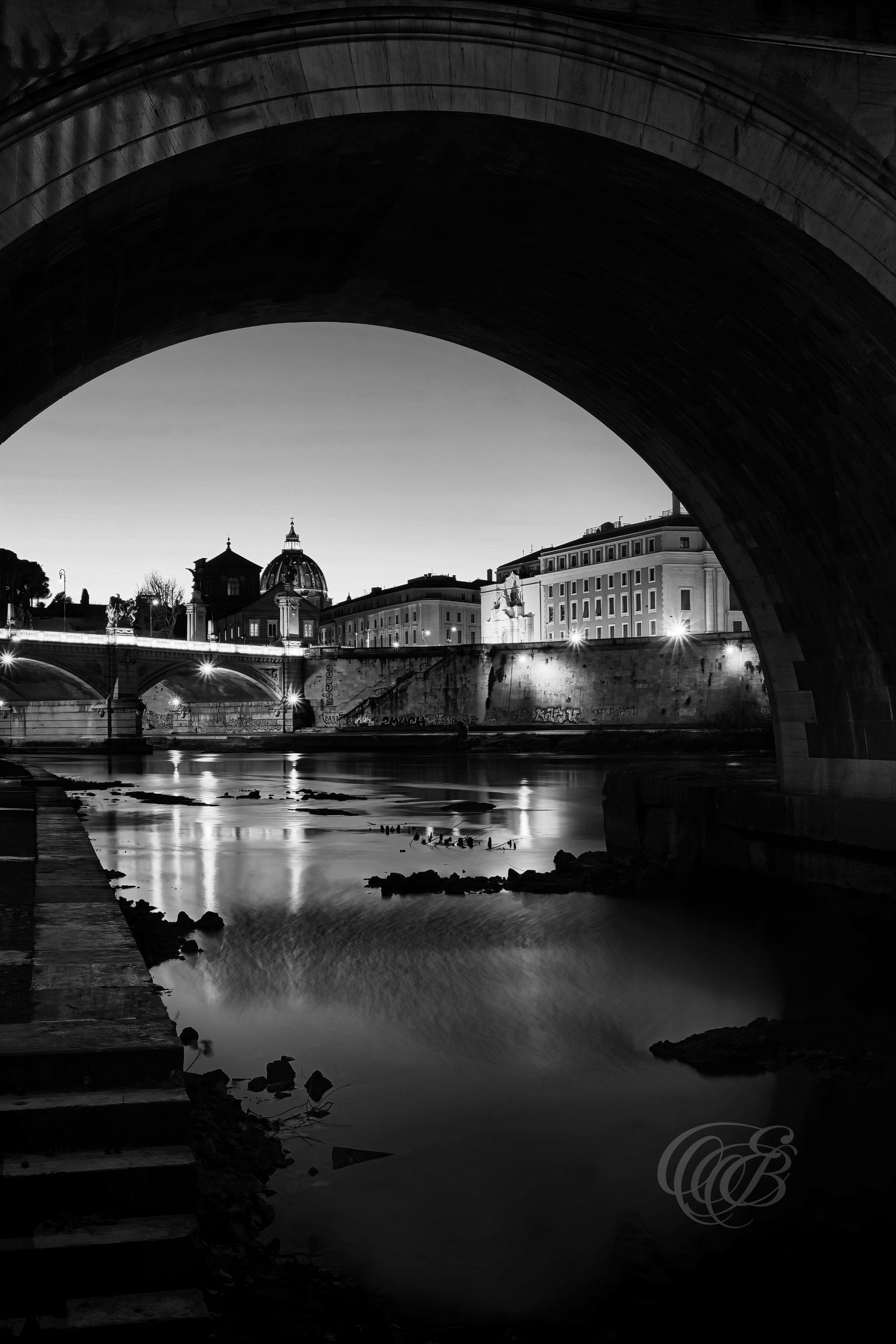 Italy – sunset under Ponte Sant’Angelo - Rome – black and white photo of arches over the Tiber, by Eduardo Bartoli
