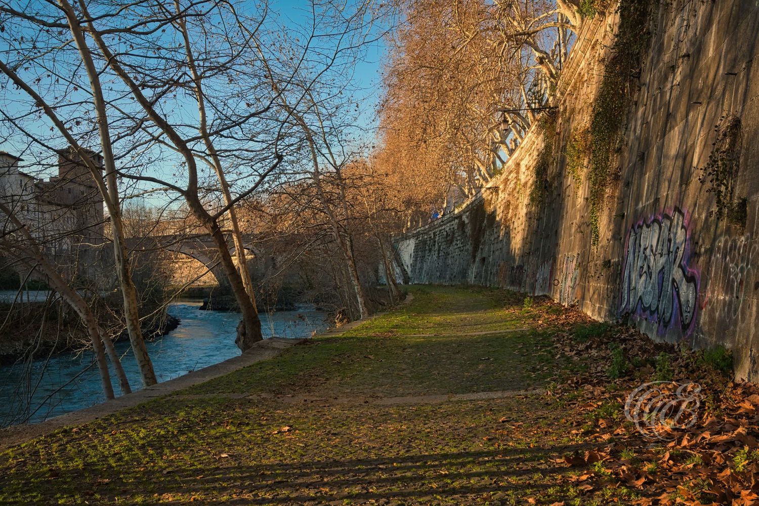 Italy – Tiber riverbank in winter - Rome – quiet view of the river and stone embankments, photo by Eduardo Bartoli