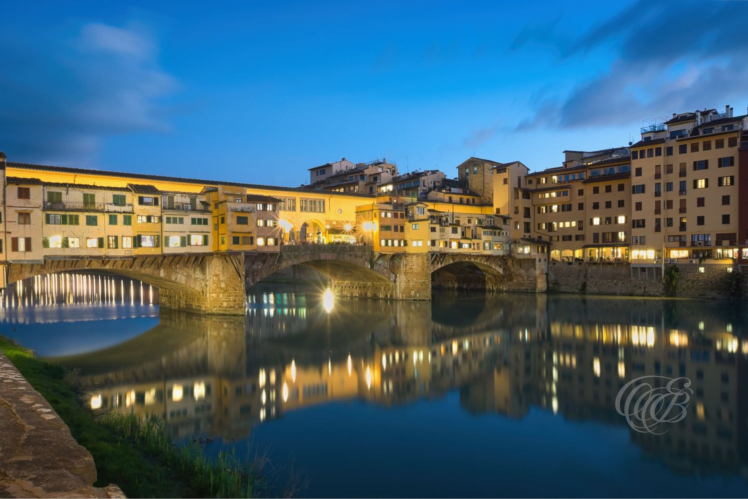 Italy – Ponte Vecchio at sunset - Florence – view of the historic bridge over the Arno River, photo by Eduardo Bartoli
