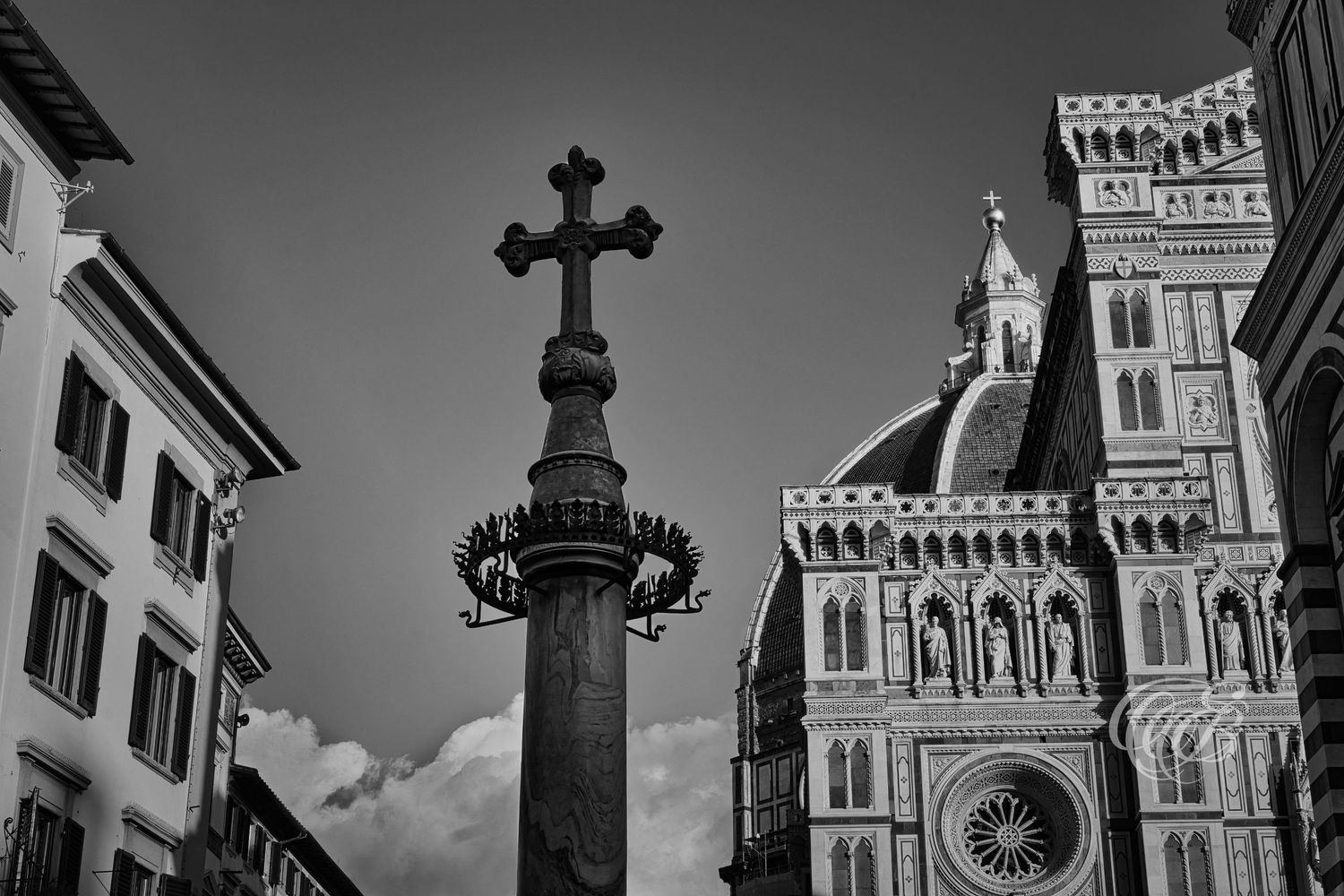 Italy – Piazza di San Giovanni cross - Florence – black and white photo of the stone cross before the cathedral, by Eduardo Bartoli
