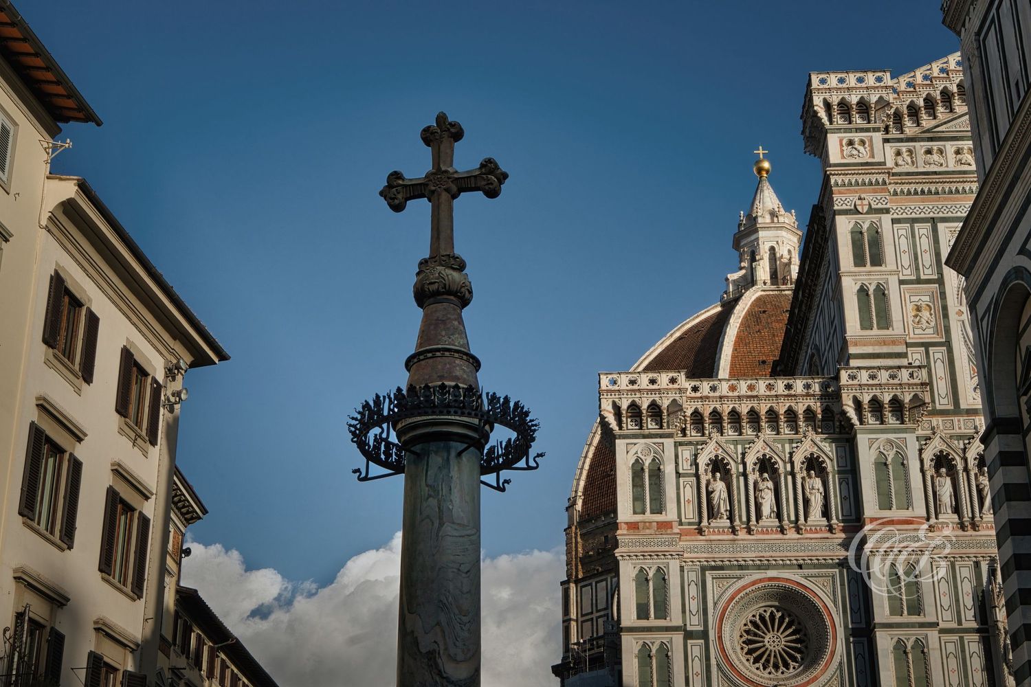 Italy – Cross in Piazza di San Giovanni - Florence – stone cross before the cathedral in Piazza del Duomo, photo by Eduardo Bartoli