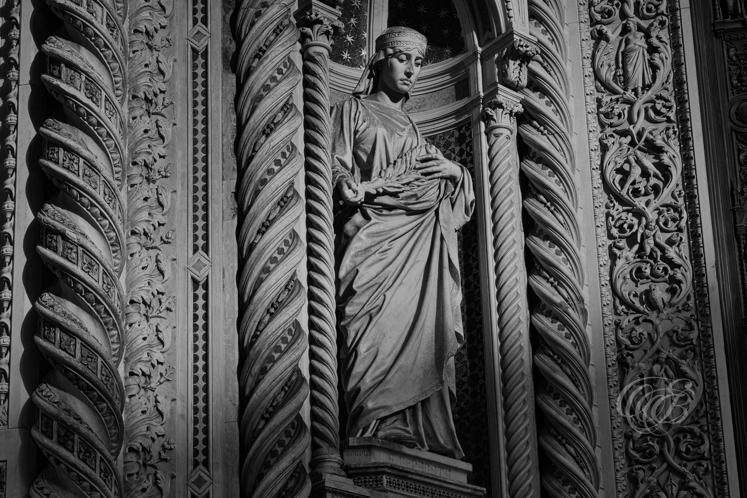 Italy – Saint Reparata in Santa Maria del Fiore - Florence – black and white photo of the ancient church ruins, by Eduardo Bartoli
