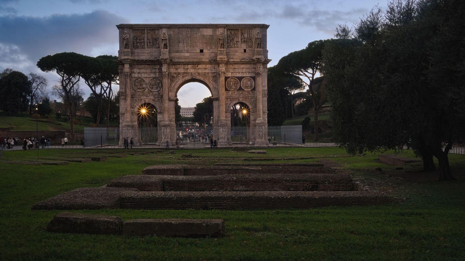 Italy – Arch of Constantine at sunset - Rome – ancient triumphal arch beside the Colosseum, photo by Eduardo Bartoli