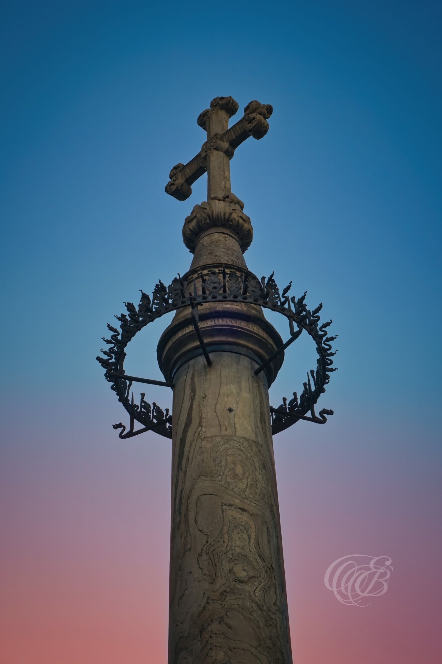 Italy – Cross of San Giovanni - Florence – stone cross monument in Piazza del Duomo, photo by Eduardo Bartoli