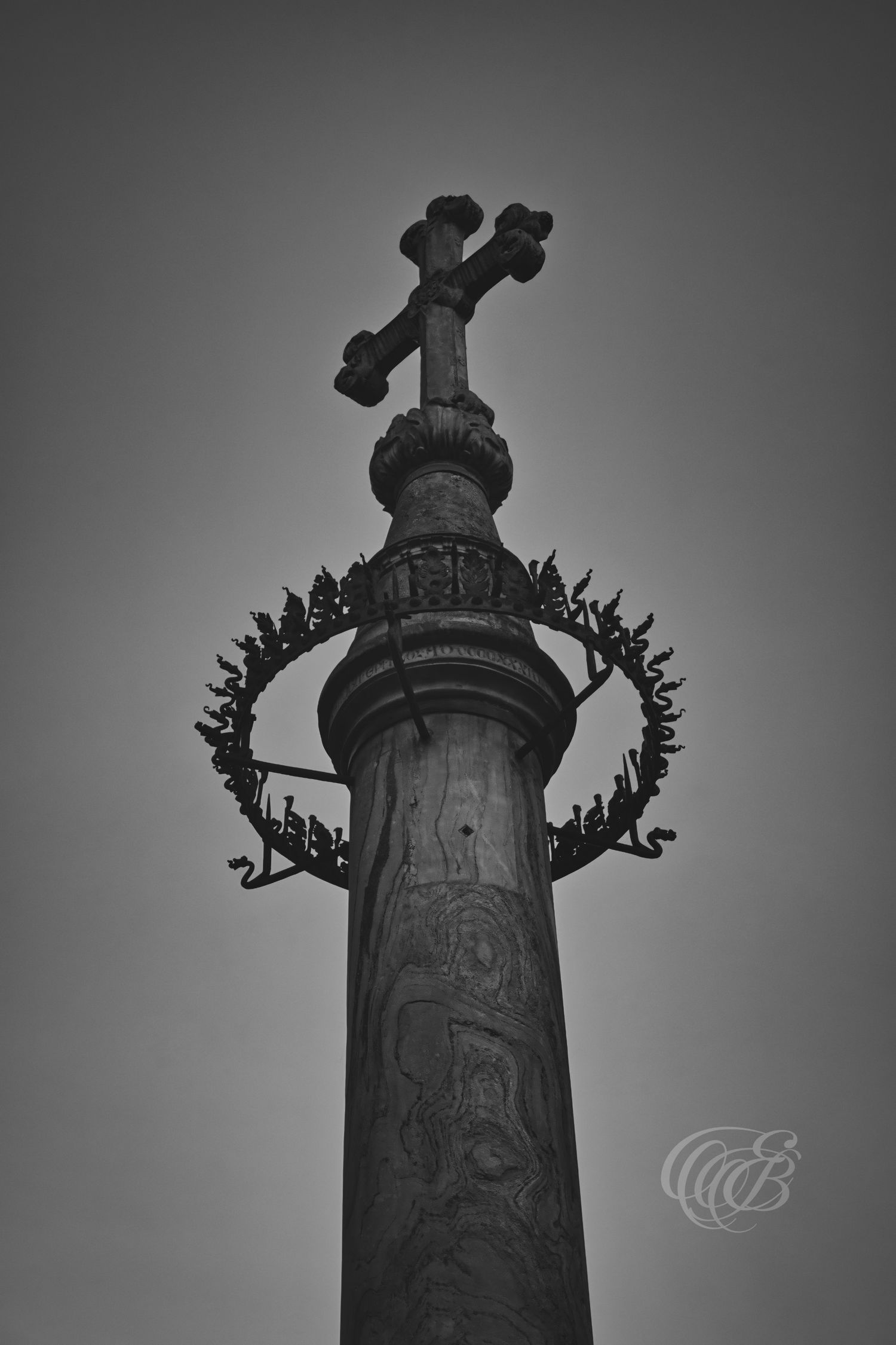 Italy – Cross of San Giovanni - Florence – black and white photo of the stone cross in Piazza del Duomo, by Eduardo Bartoli