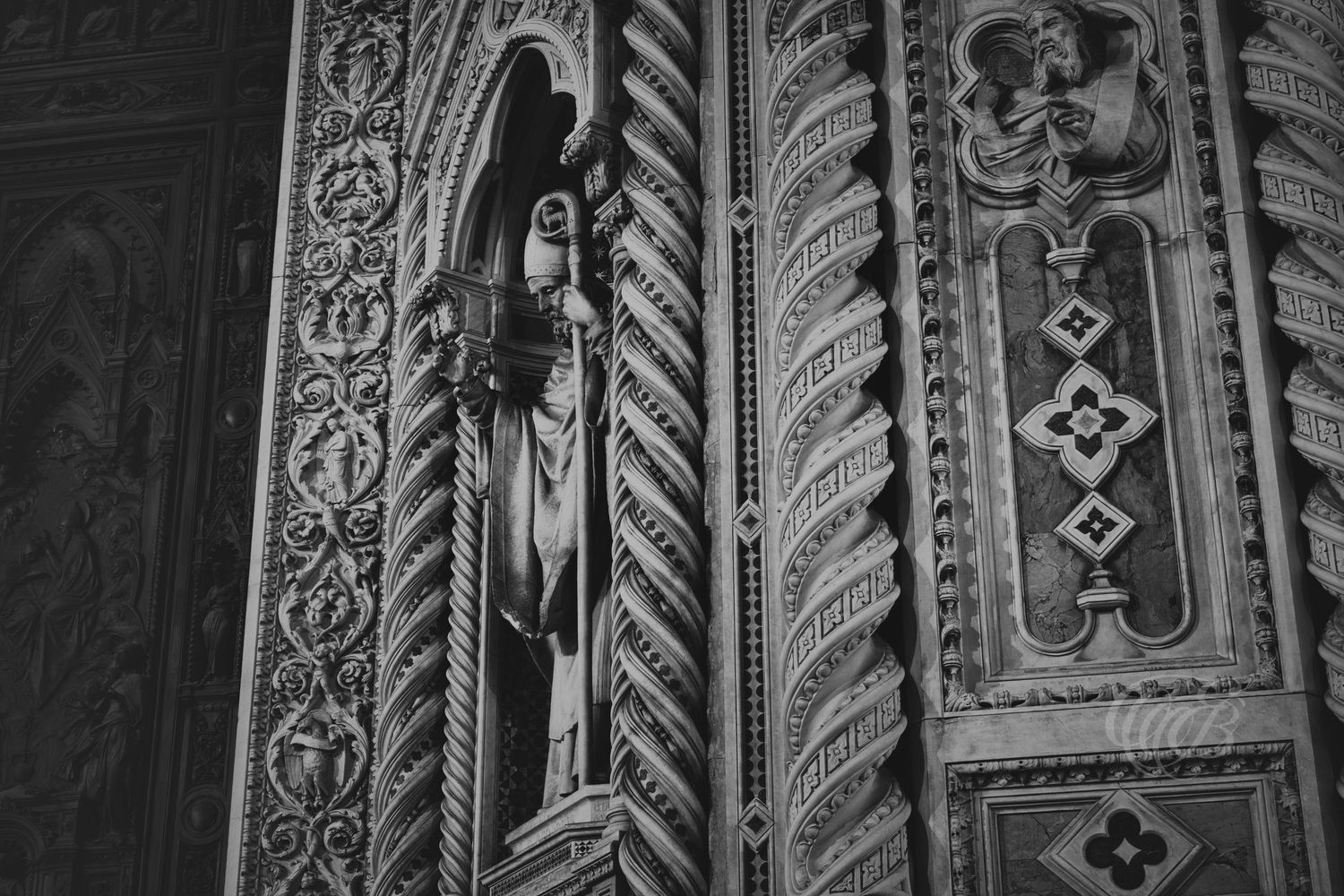 Italy – Saint Zenobius statue - Florence – black and white photo at Santa Maria del Fiore cathedral, by Eduardo Bartoli