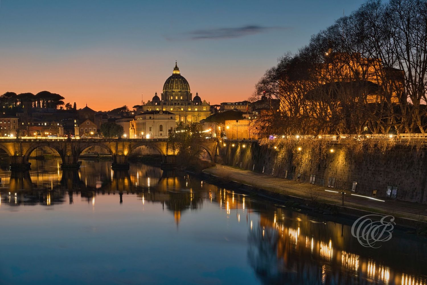 Italy – Vatican and Ponte Sant’Angelo at dusk - Rome – evening view of the bridge and St Peter’s dome, photo by Eduardo Bartoli