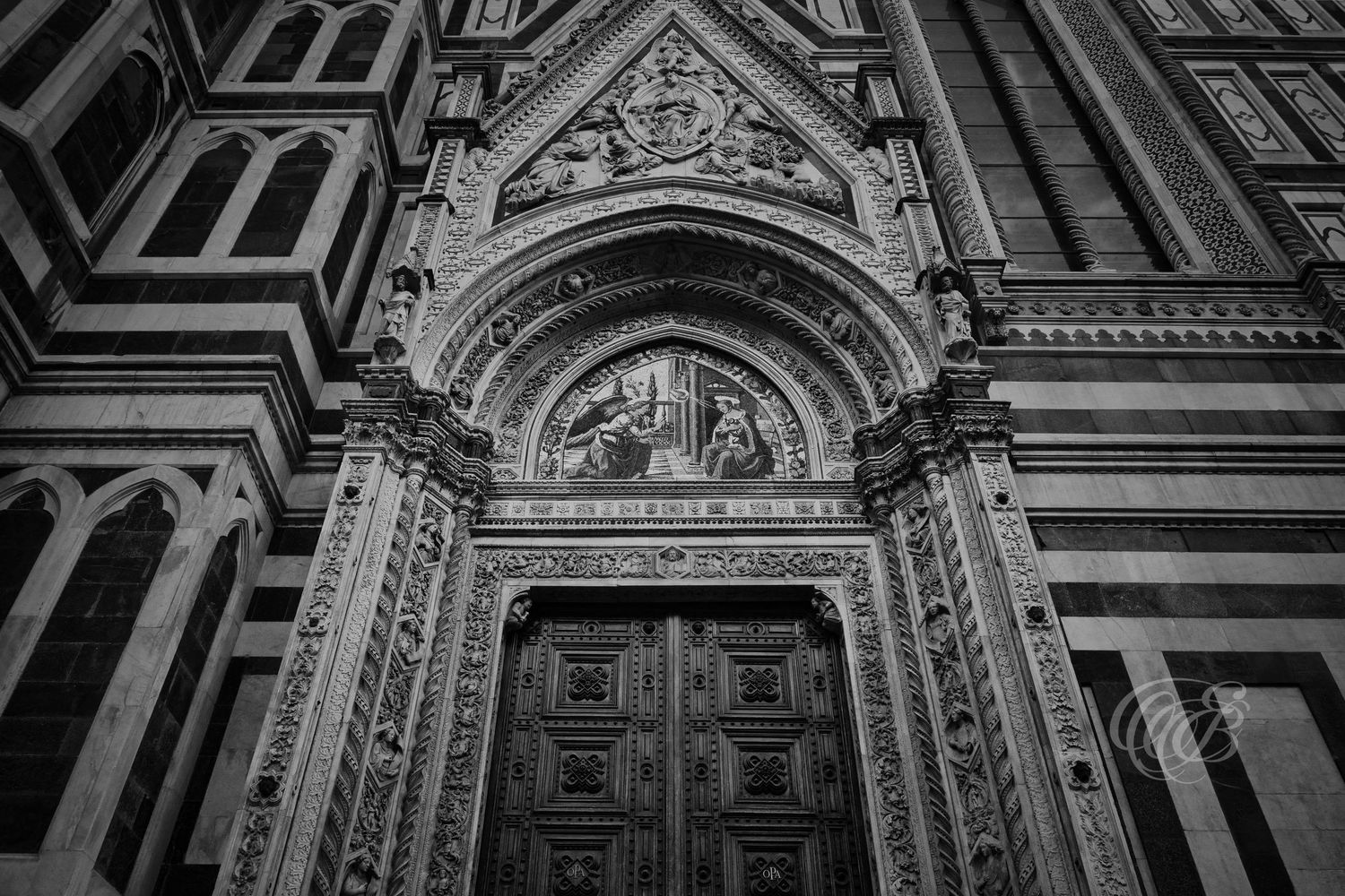 Italy – Santa Maria del Fiore entrance - Florence – black and white photo of the cathedral marble entrance, by Eduardo Bartoli