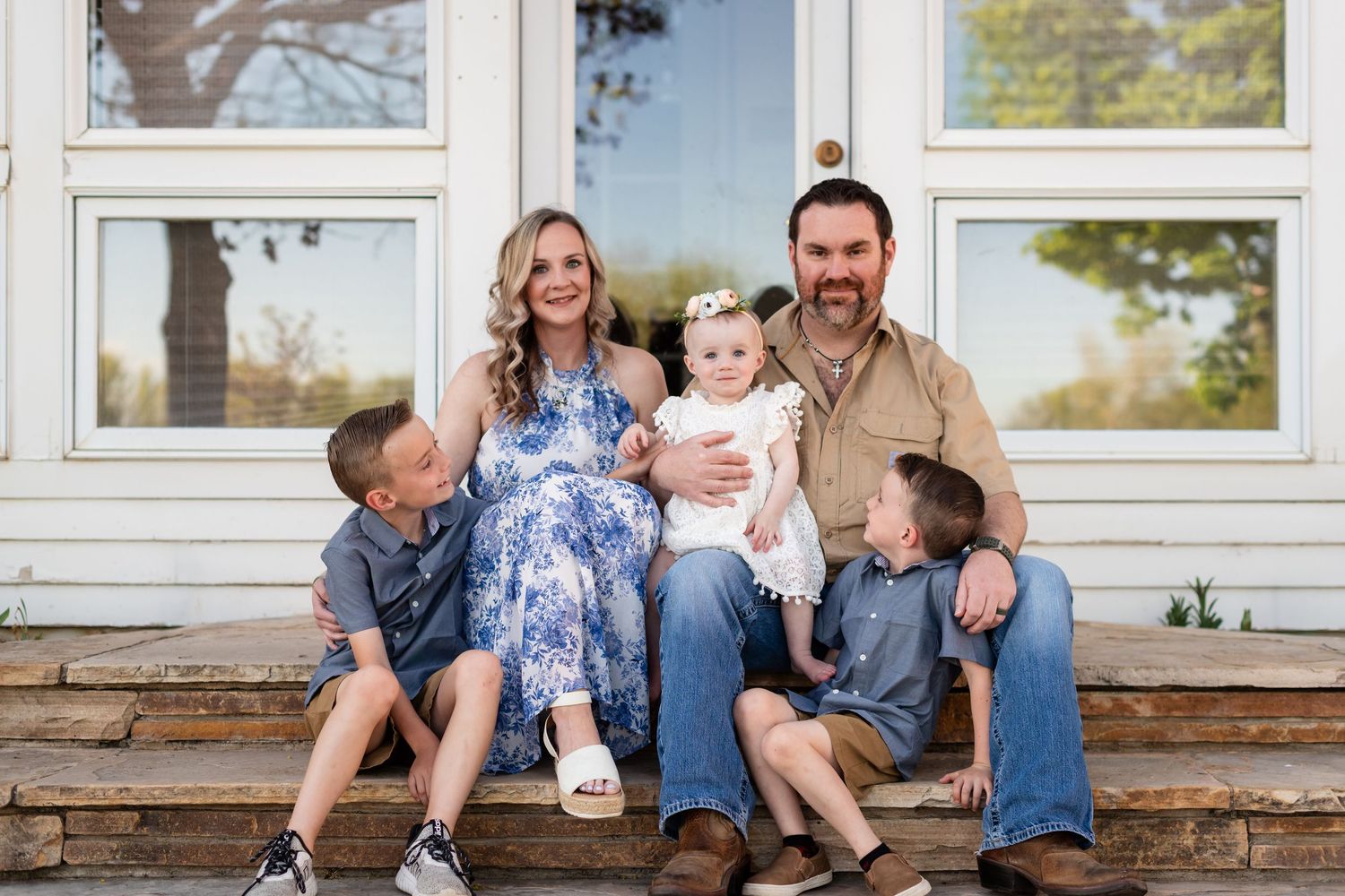Mini session family photography at a dreamy vintage house located at Sandstone Ranch, Longmont Co