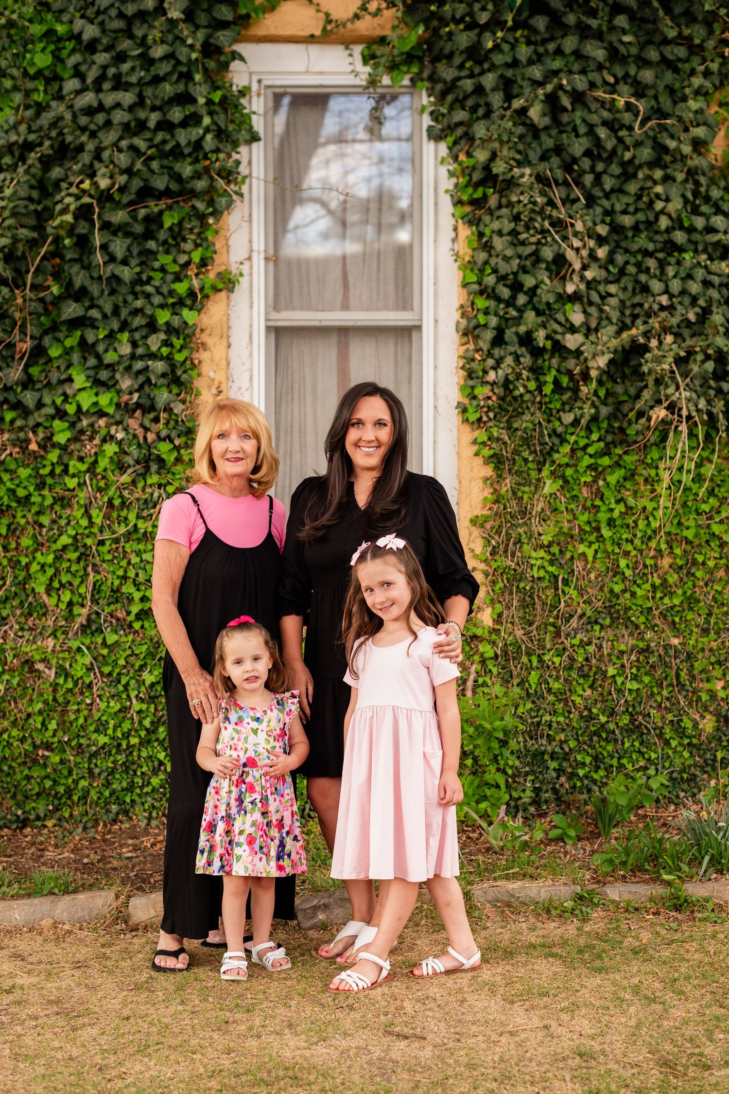 Family photography,  mom, ideas, true-to-life colors, spring vine wall at  Sandstone Ranch house, Longmont by Angelice Caballer