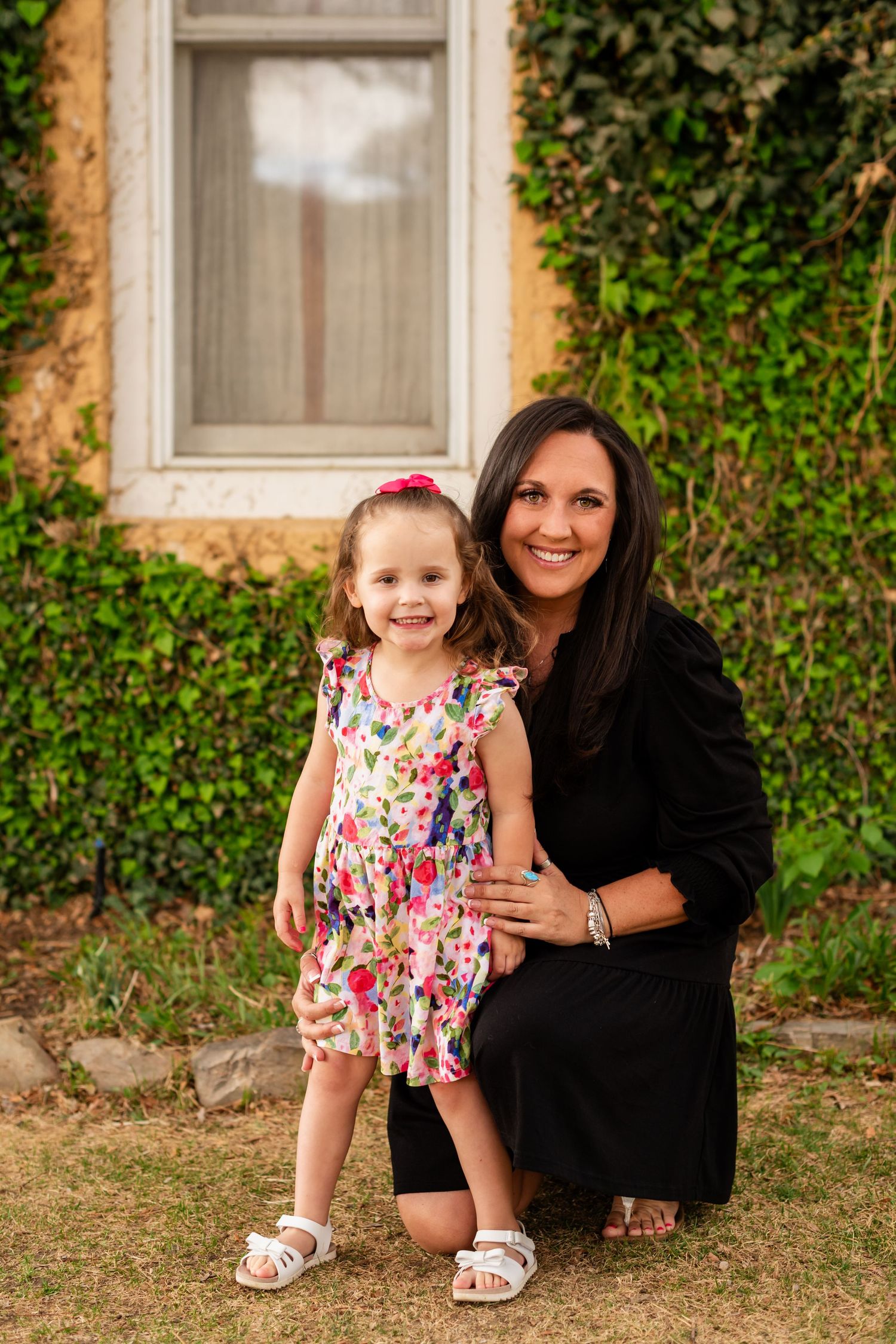 Family photography,  mom and child, ideas, true-to-life colors, spring vine wall at  Sandstone Ranch house, Longmont by Angelice Caballer