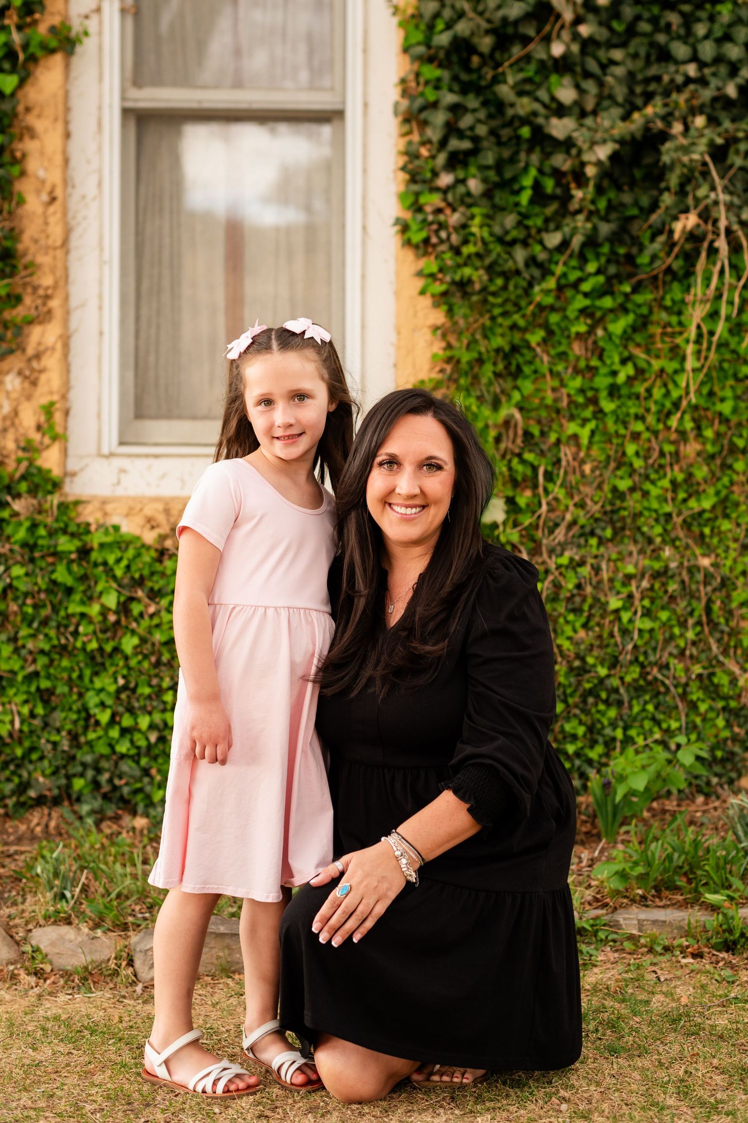 Family photography,  mom and child, ideas, true-to-life colors, spring vine wall at  Sandstone Ranch house, Longmont by Angelice Caballer