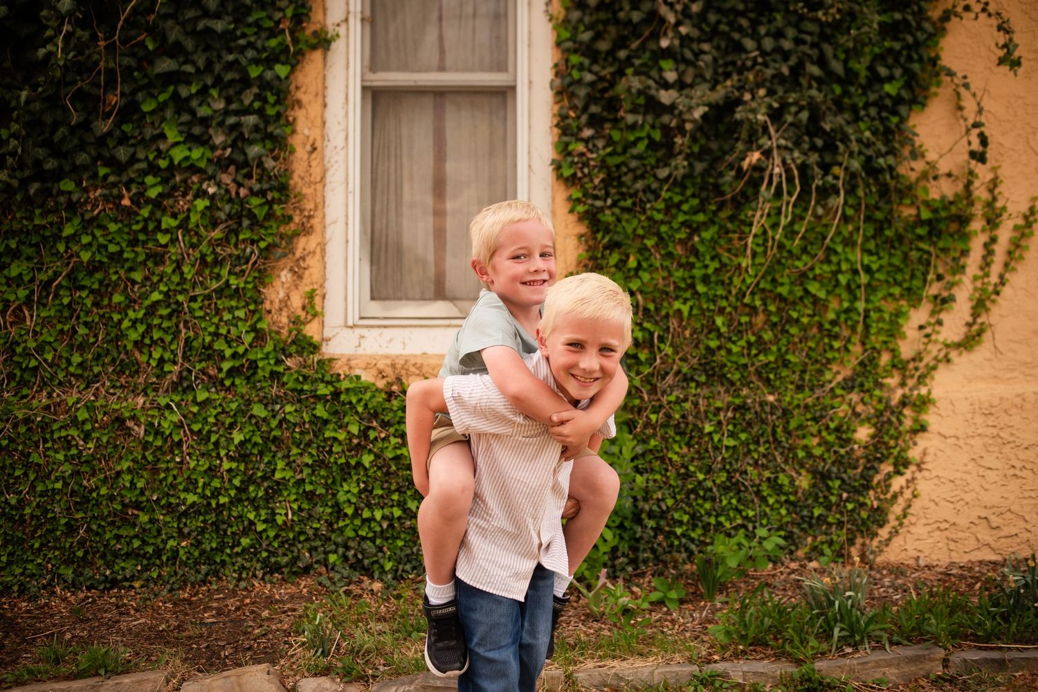 Family photography,  sibling, ideas, true-to-life colors, spring vine wall at  Sandstone Ranch house, Longmont by Angelice Caballer