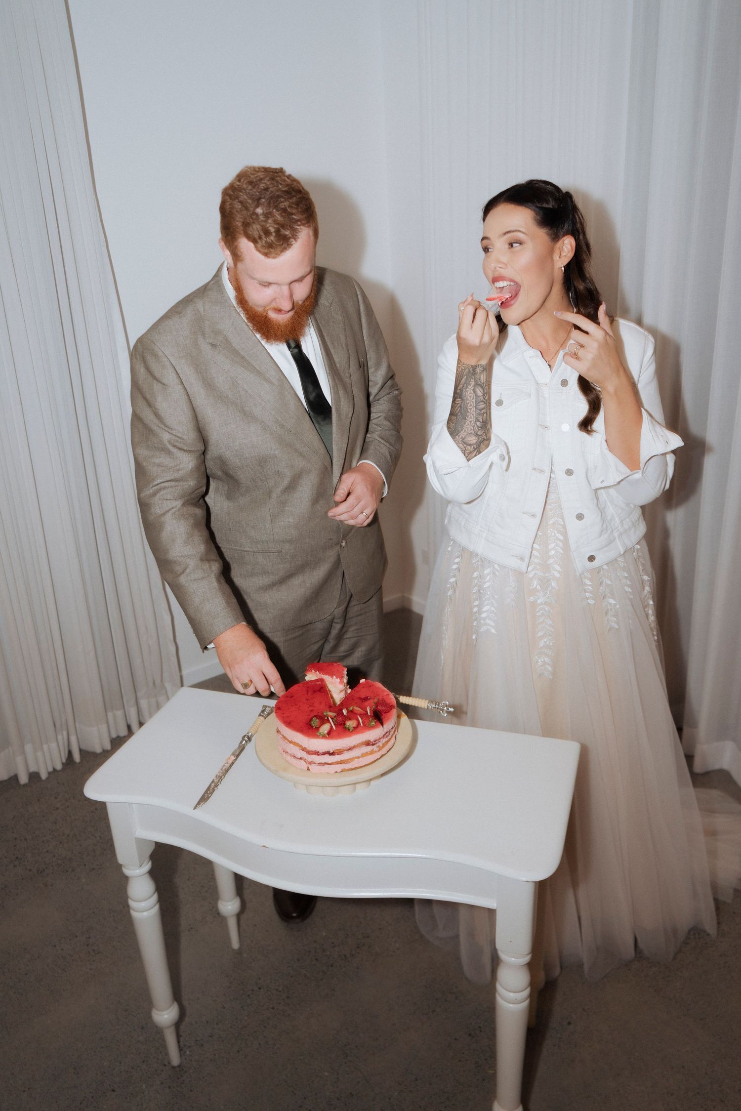 editorial cake cutting photos direct flash film look wedding photography