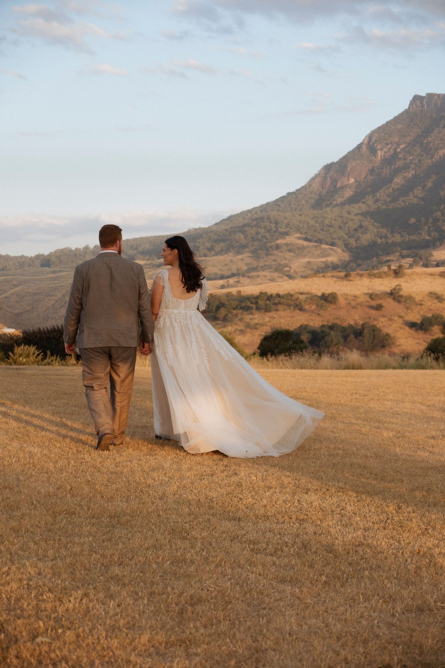 Bride & Groom portraits with stunning mountain views in south east queensland