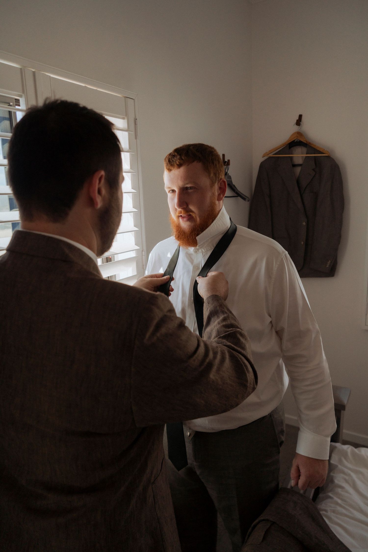 Groom Getting ready at maroon hill estate with groomsman. wedding photography for the scenic rim no travel fee