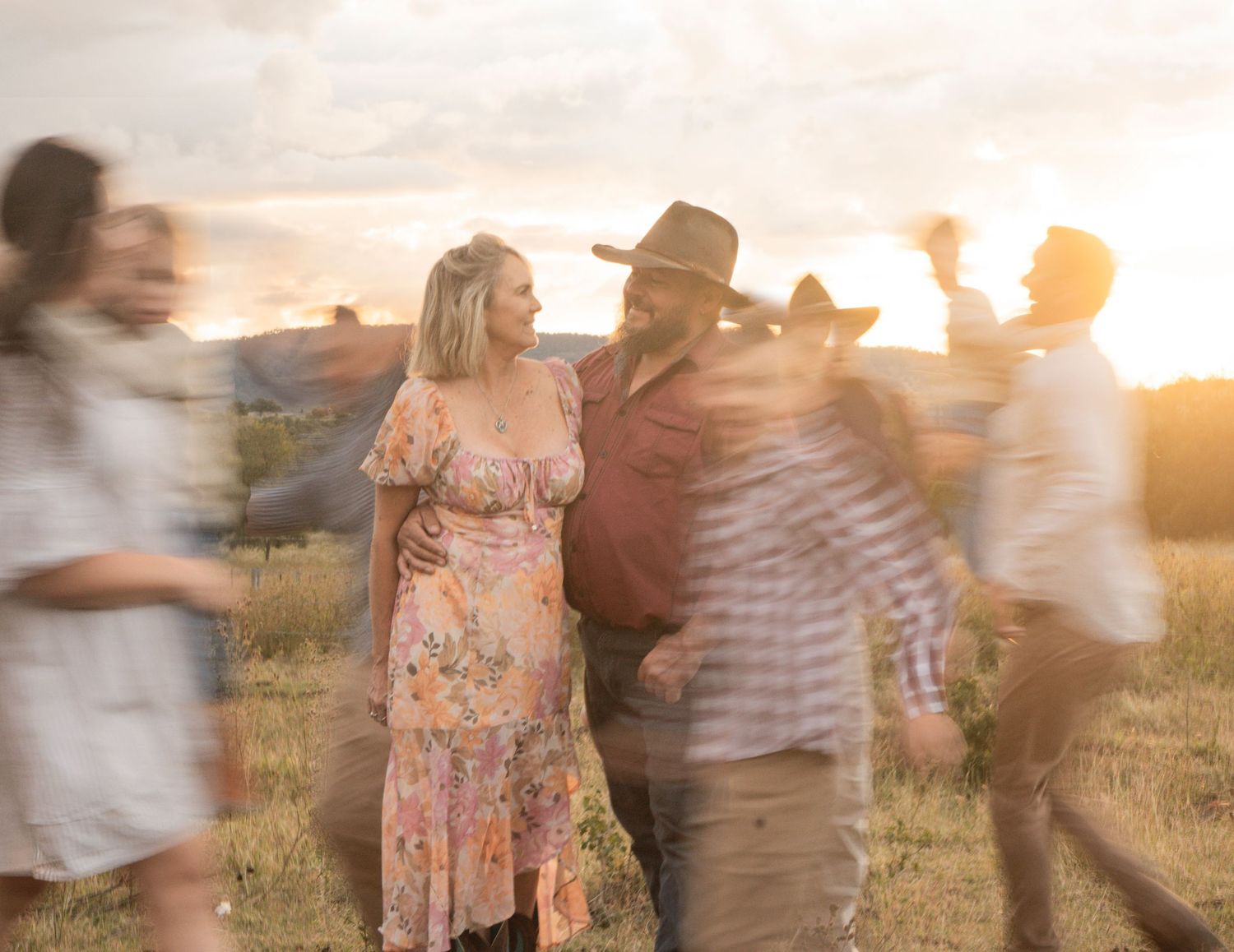 Golden hour extended family photos in the Lockyer Valley - Ropely. Images by Shae Imagery, family weddings and events photography -