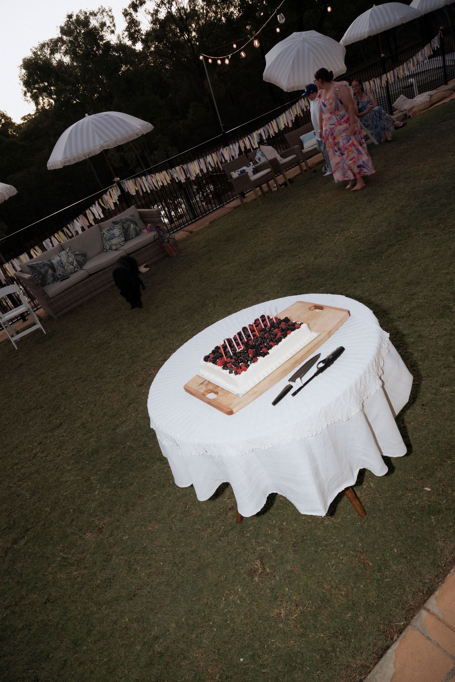 Trending wedding cakes and backyard wedding. Elopement and wedding photographer Shae Imagery