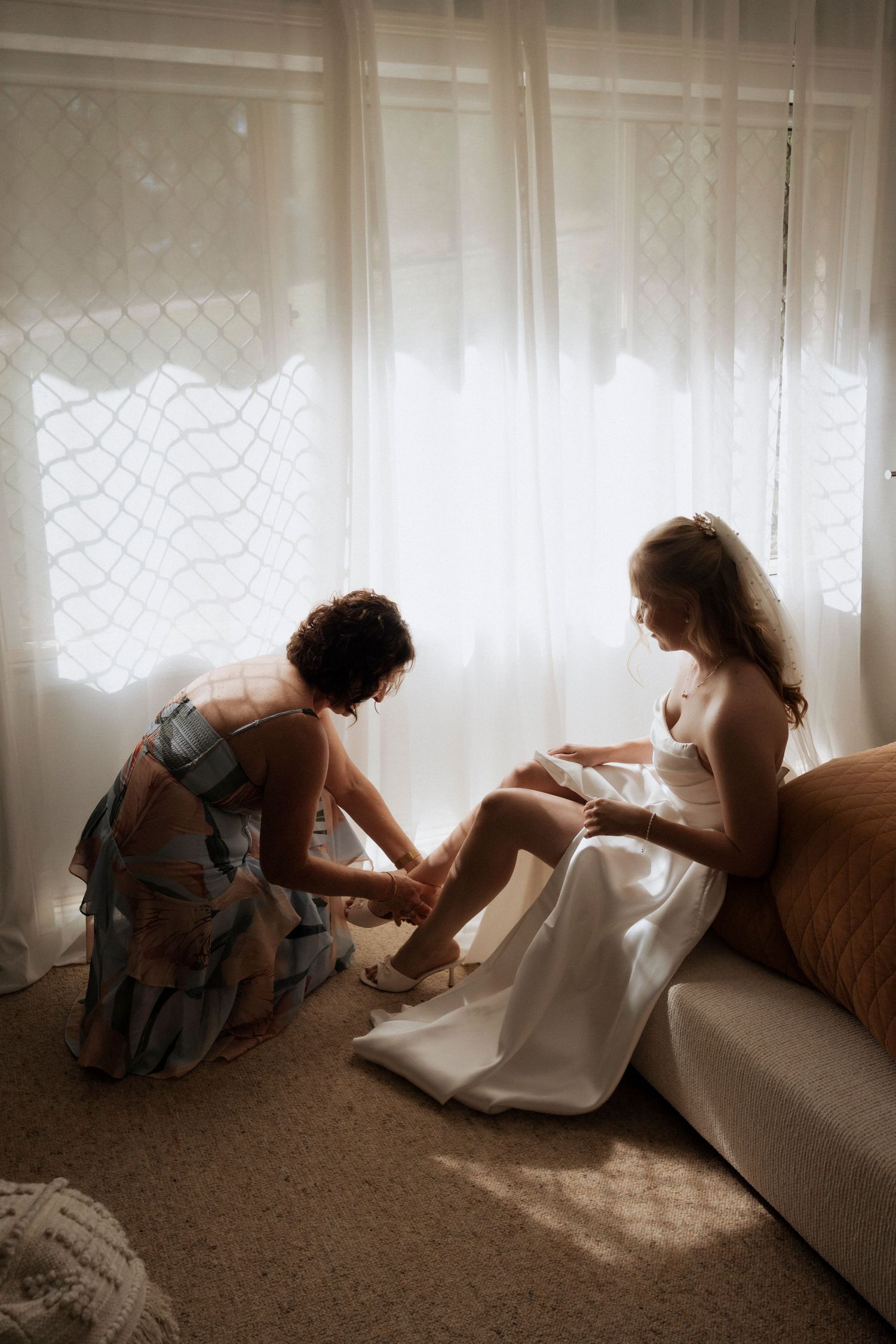 Documentary style wedding photography in Ipswich, Toowoomba, Lockyer VAlley, Brisbane, Stanthorpe, Tenterfield. Bride getting ready
