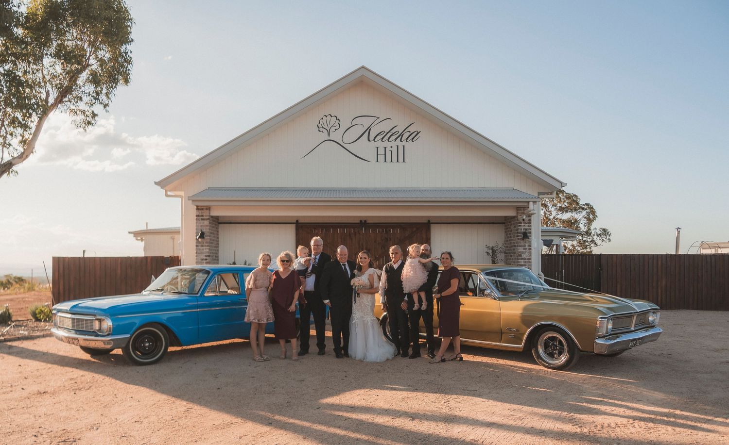 Keteka Hill new wedding venue in crows nest guests with 
 wedding cars photographed in front off the venue by shae imagery wedding photos