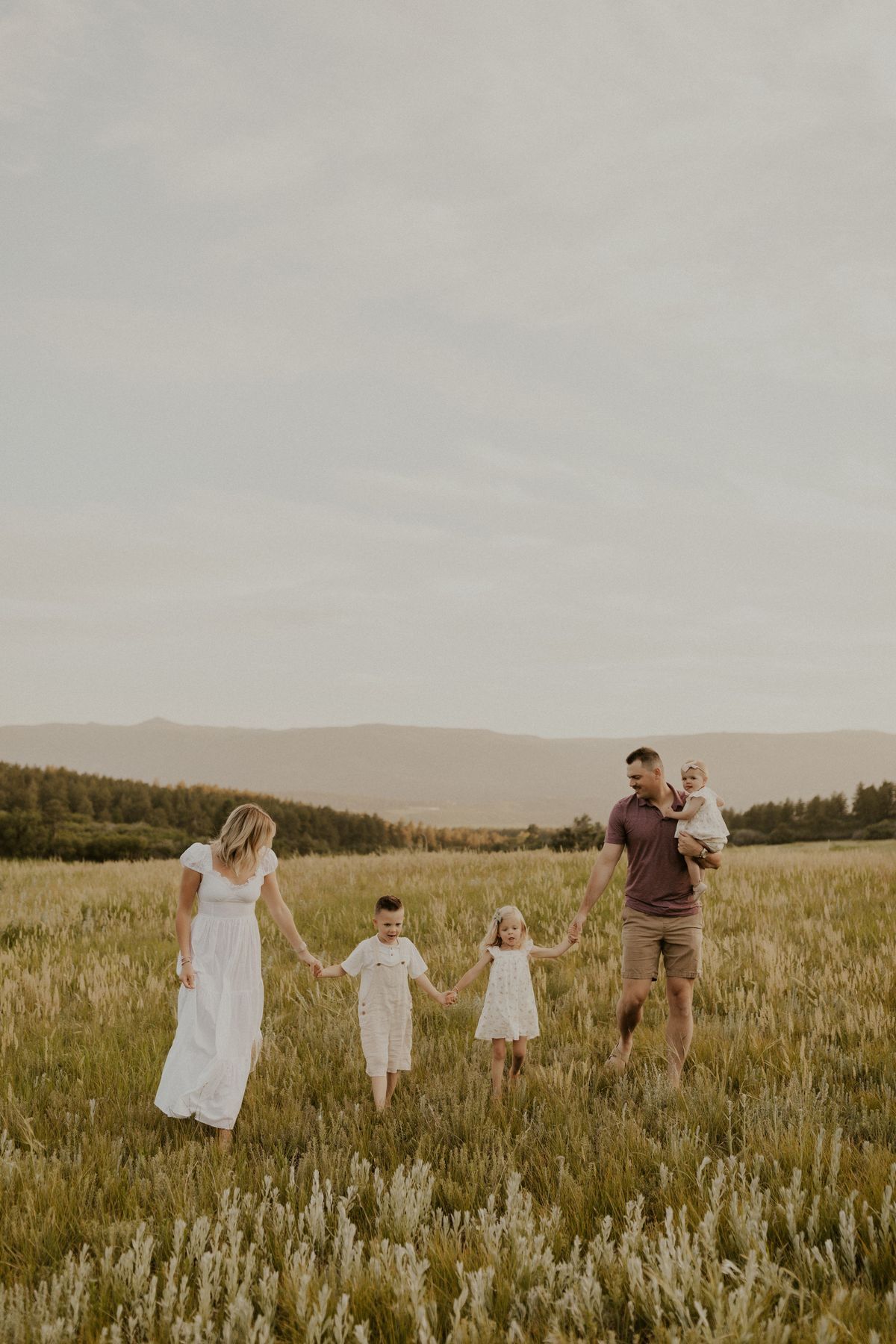 Family Photos in rolling hills on Toowoomba range photographed by Shae Imagery - budget family photography for ipswich brisbane and gatton