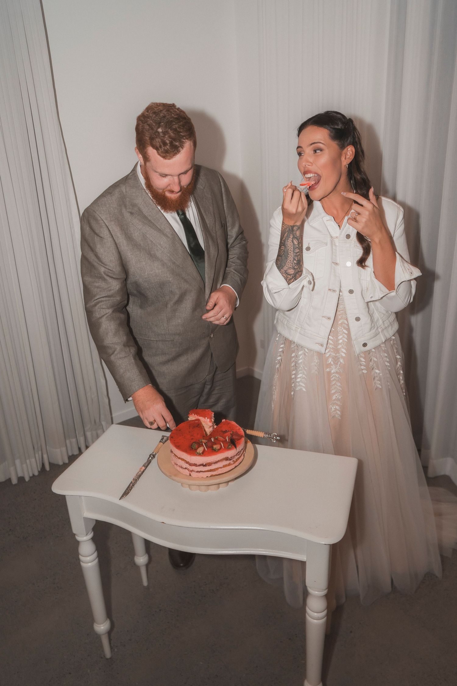 Cake cutting flash photography film photos at maroon hill estate images by shae imagery wedding photographer for scenic rim and lockyer