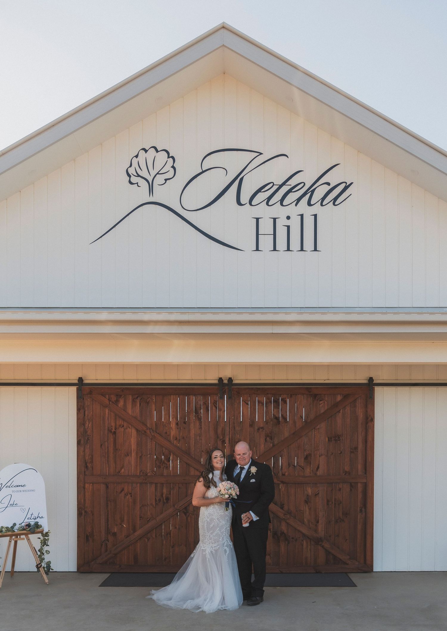 Easy Fun affordable wedding photography for Toowoomba couple at keteka hill wedding venue photos by Shae Imagery | bride and groom portraits