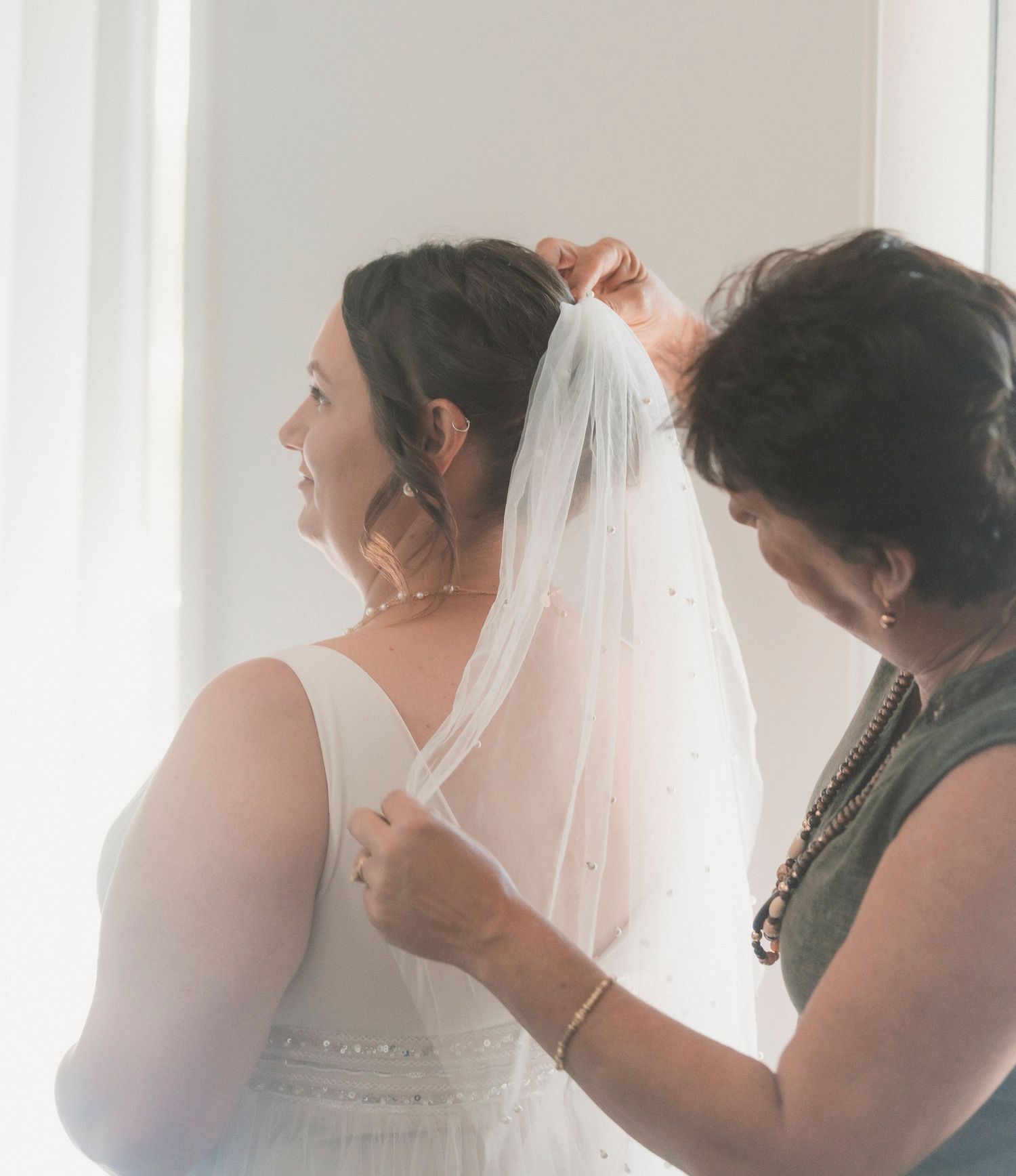 Mother of the bride, helping bride with her veil at Lockyer Valley Wedding. Photographed by Shae Imagery Lockyer Valley wedding photographer