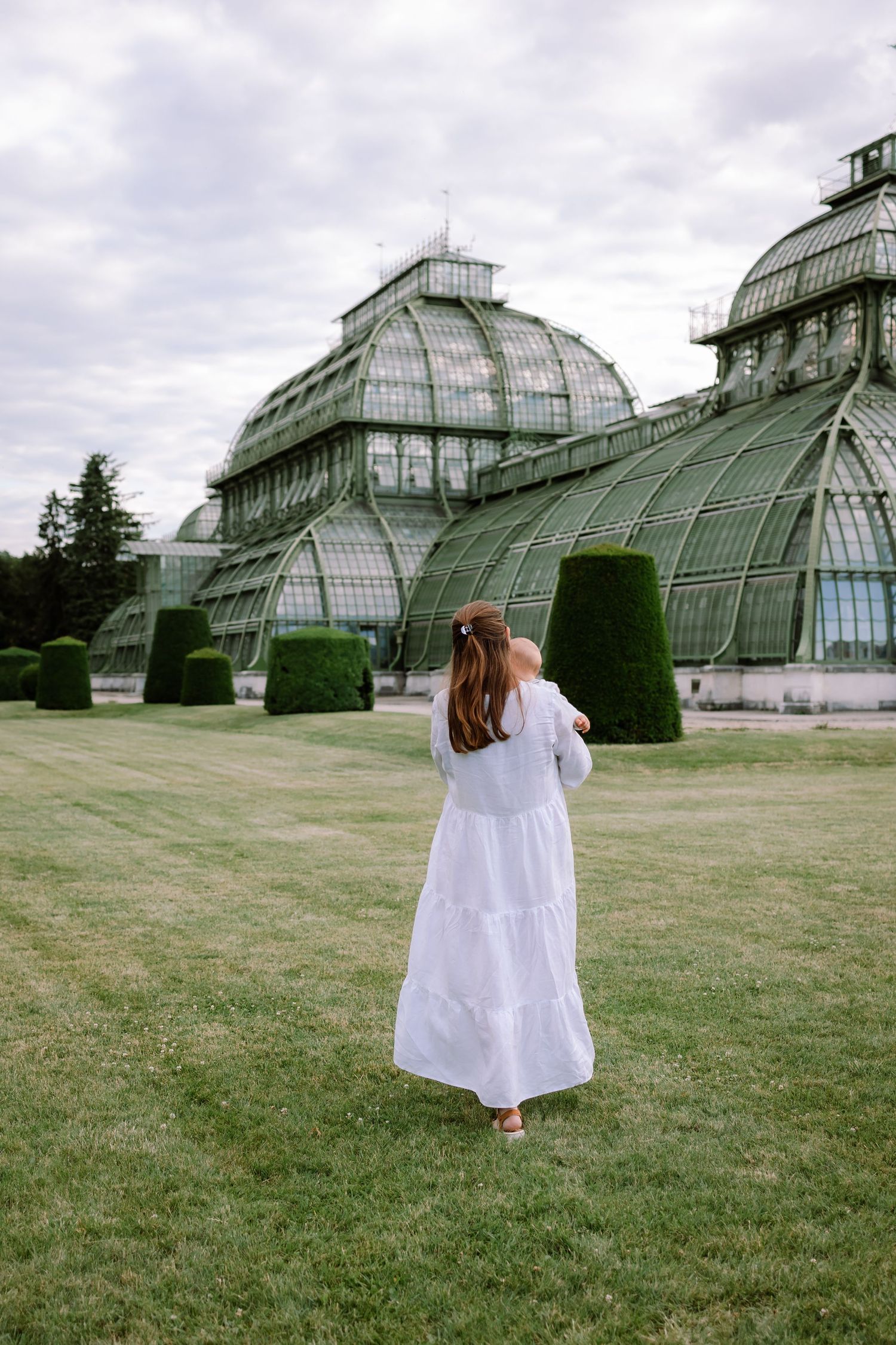 Family photoshoot at Schonbrunn Palace in Vienna