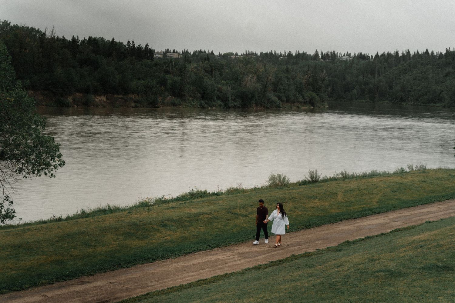 cinematic photographer, moody tones, storytelling photography, golden hour, emotional moments, natural light, editorial style, documentary w