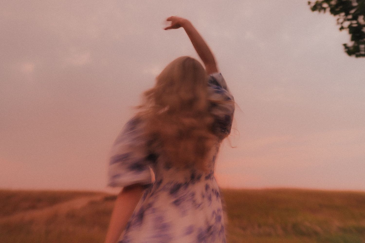 cinematic photographer, moody tones, storytelling photography, golden hour, emotional moments, natural light, editorial style, documentary w