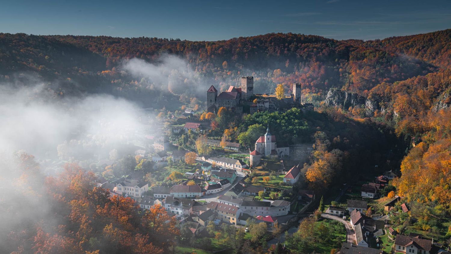 Hardegg hardeggská vyhlídka hrad mraky fog mlha slunce národní park podyjí nationalpark thayatal castle krajina fotografie michal schneider