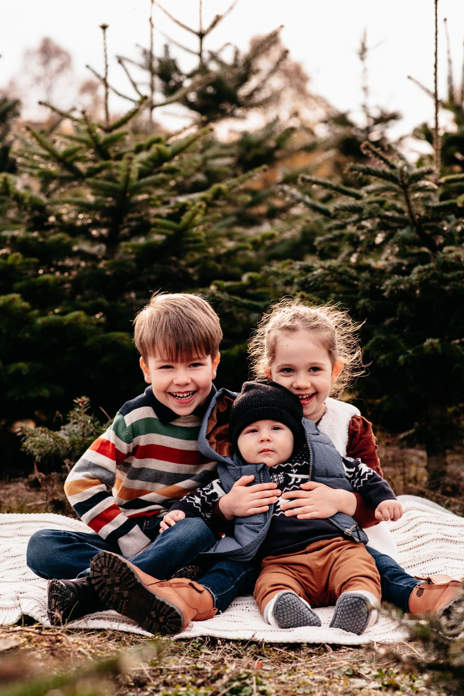 Familienbild mit fröhlichen Kindern