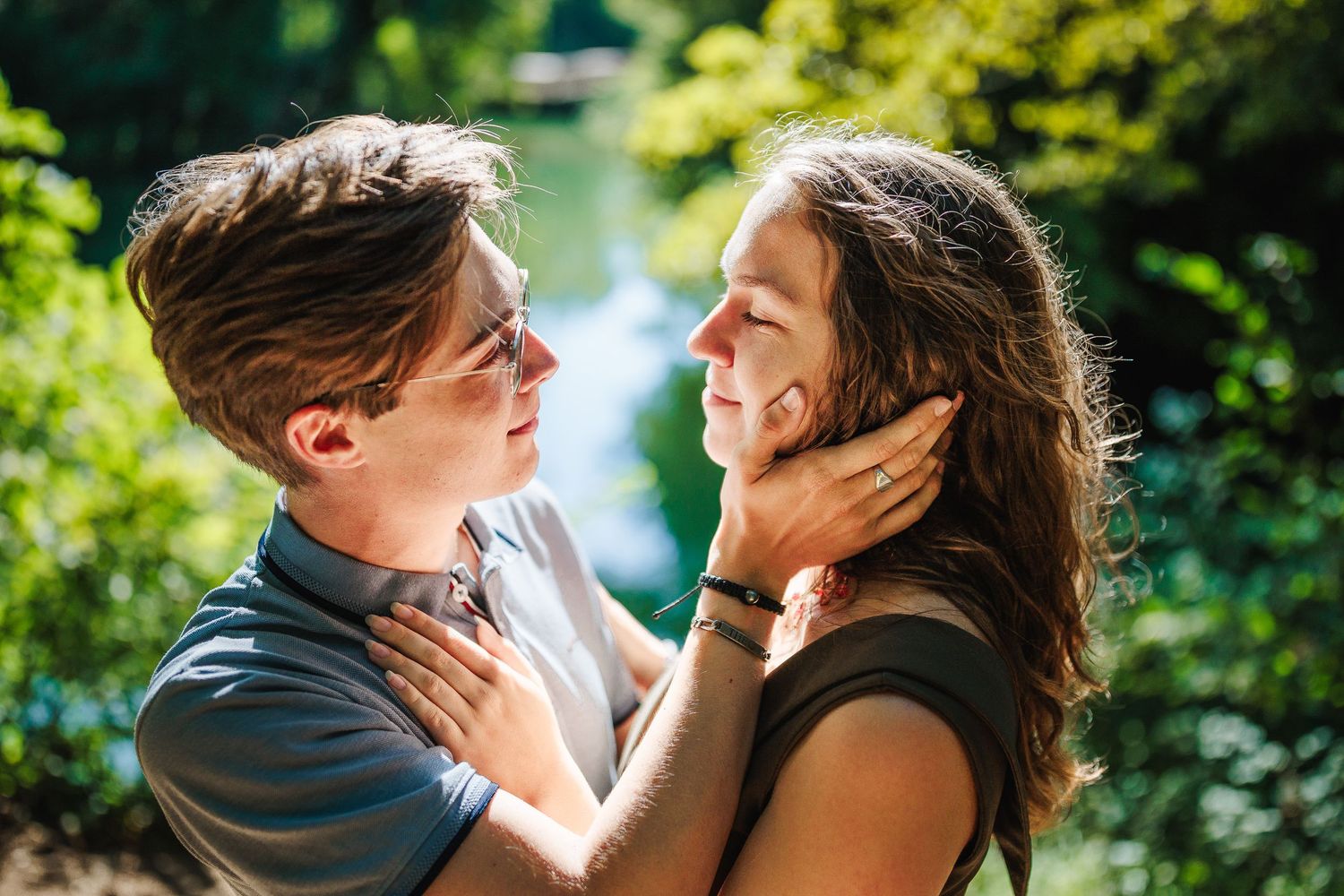 Portrait de couple complice par Eric Filliat, photographe de mariage en Auvergne & France entière. Émotion et souvenirs authentiques.