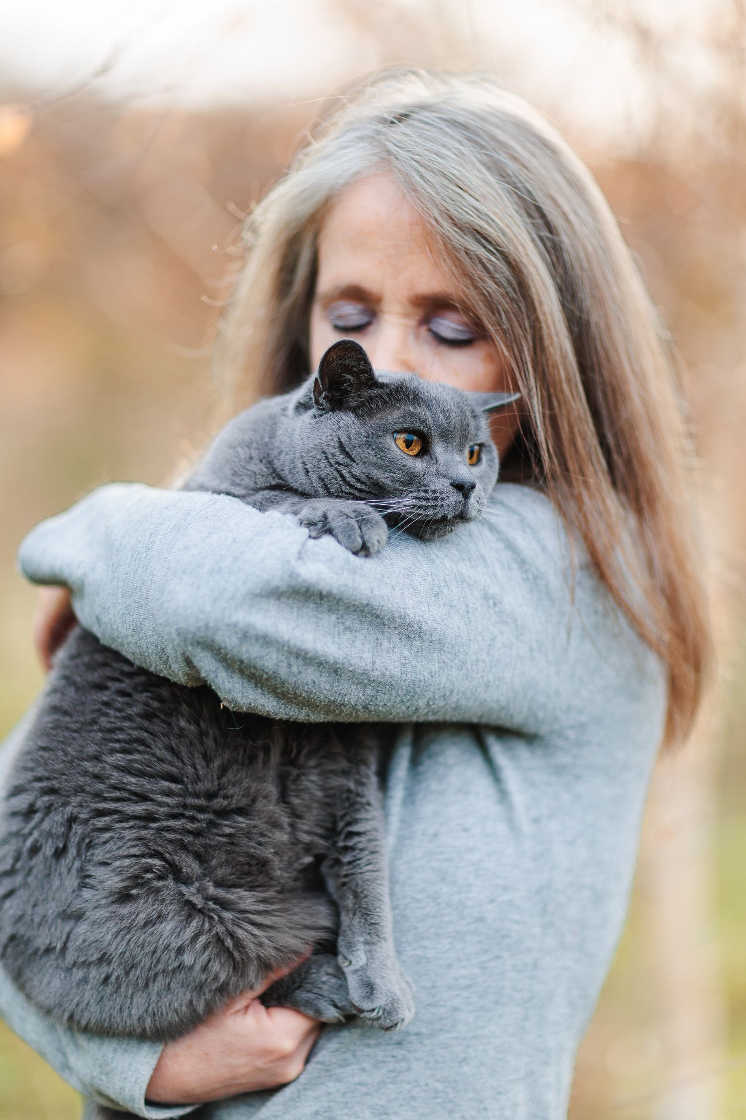 Symbiose entre la douceur du chat, et son humain de compagnie. Secteur Auvergne, par Eric Filliat, photographe d'émotions. Clermont-Ferrand.