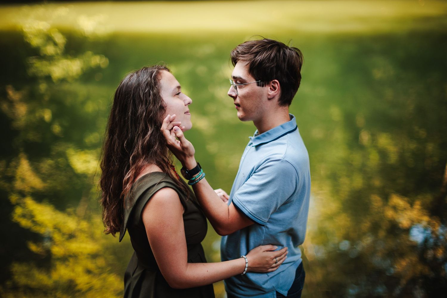 Connexion et tendresse dans l'amour d'un couple de fiancés. Lumière douce de l'été en bord de lac - Ain. Eric Filliat photographe famille.
