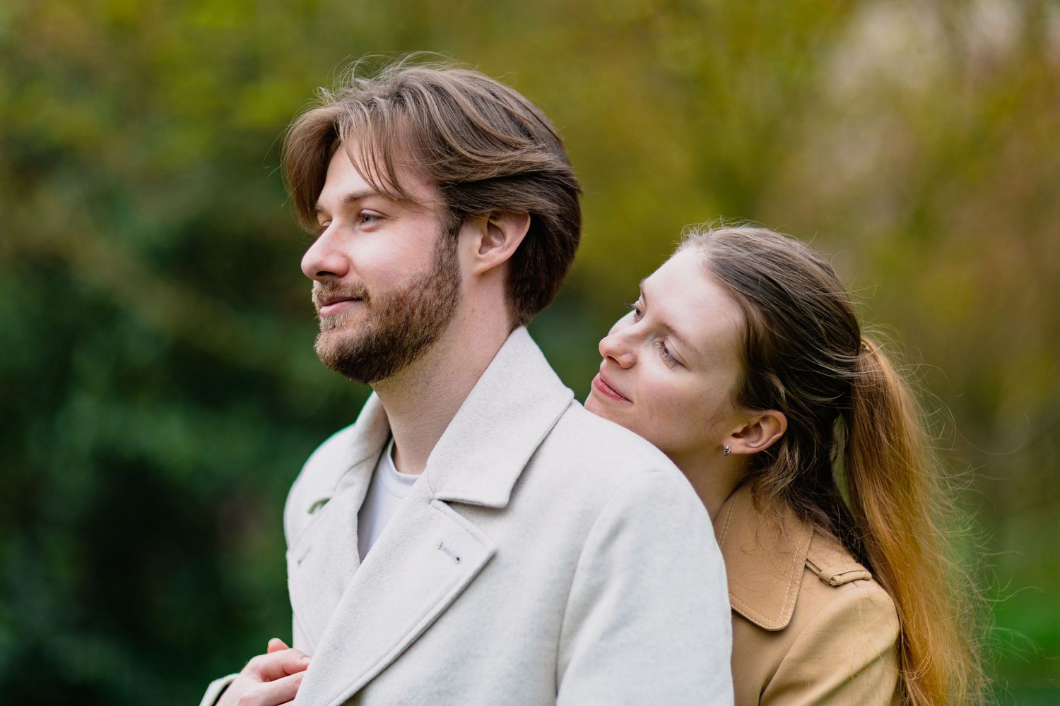 Couple en balade au Parc de la Tête d'Or. Complicité et regards au printemps, photographe de couple à Lyon et dans le Rhône.