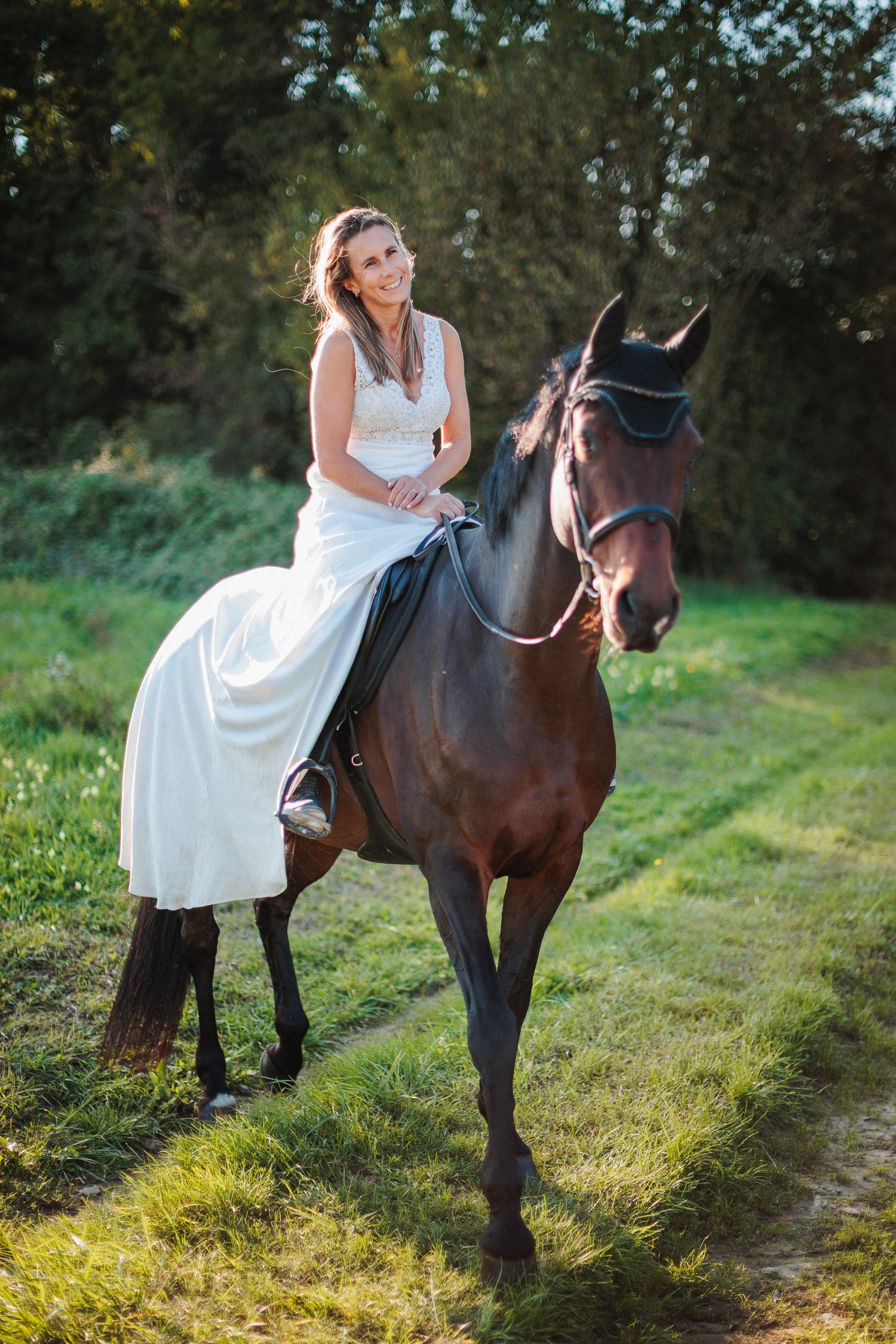 Mariée à cheval, élégance et simplicité d'une fin de journée d'été, par Eric Filliat, photographe en Auvergne et départements de la Loire.